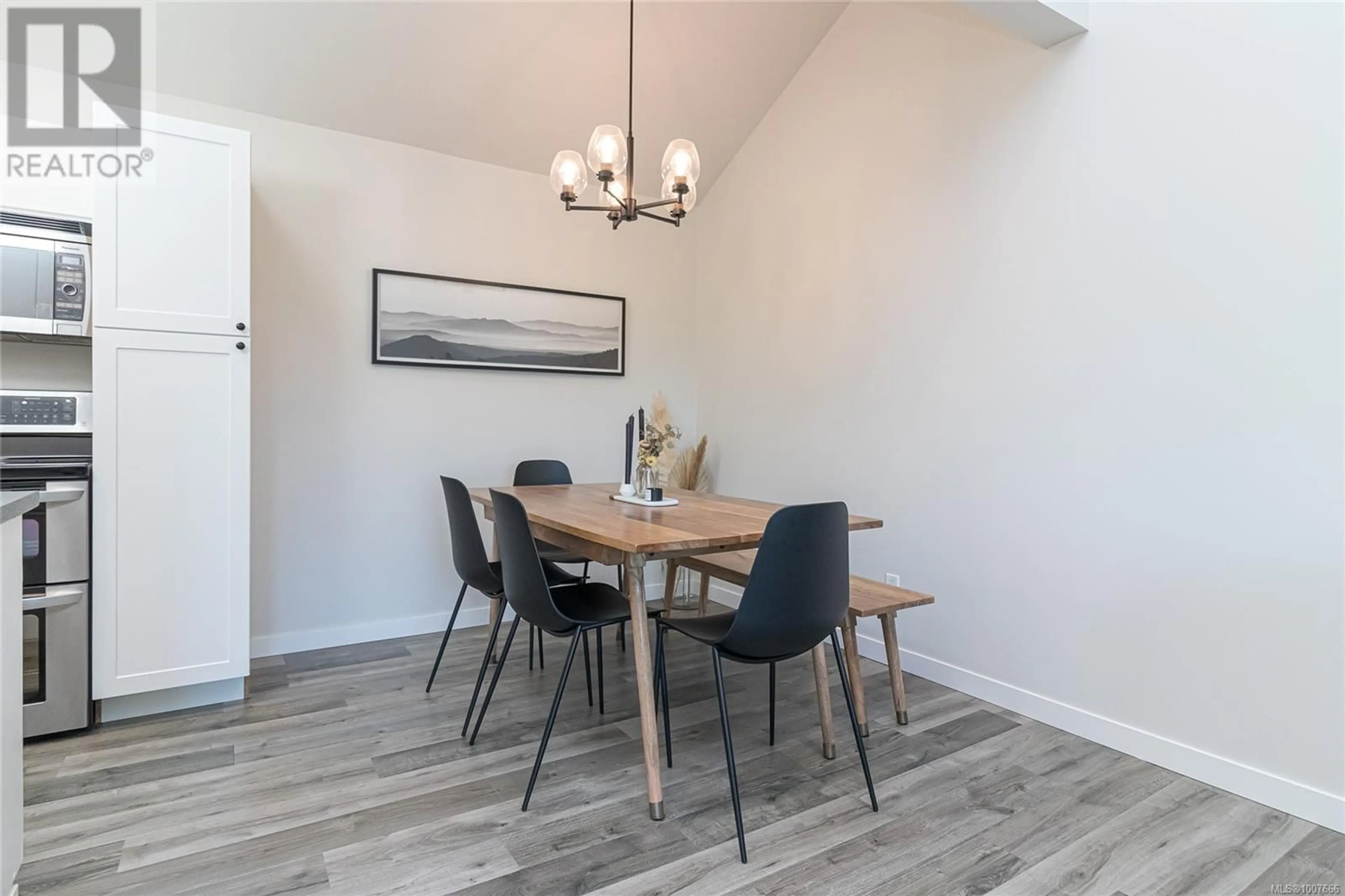 Dining room, wood/laminate floor for 403 - 3277 QUADRA STREET, Saanich British Columbia V8X4W9