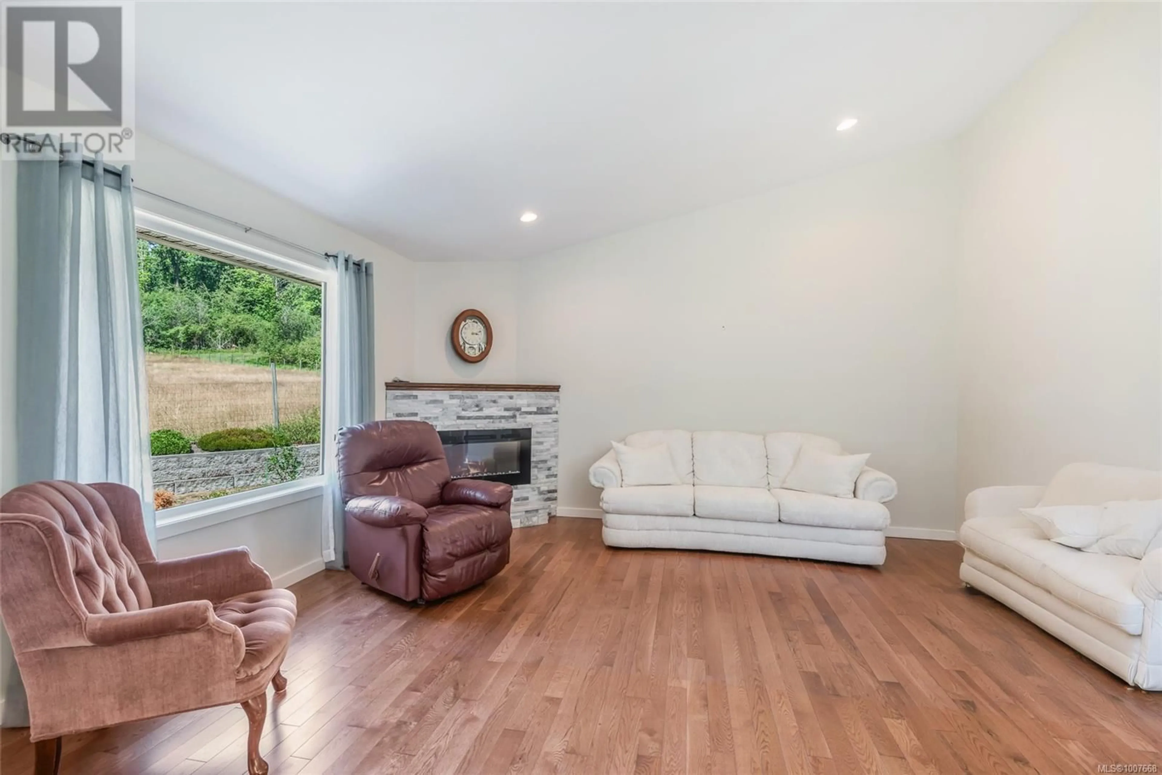 Living room with furniture, wood/laminate floor for 12 - 5450 TOMSWOOD ROAD, Port Alberni British Columbia V9Y0B4