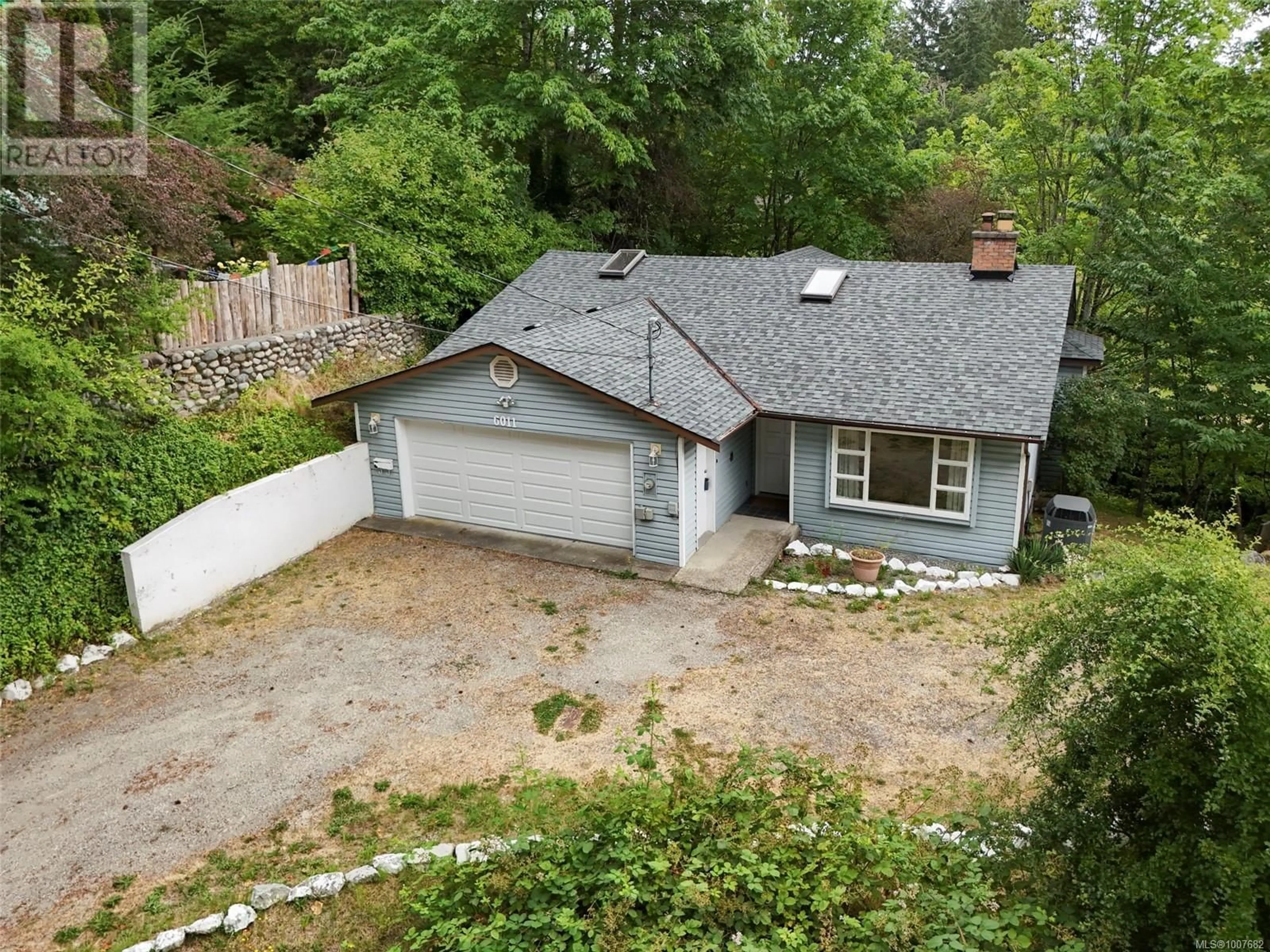 A pic from outside/outdoor area/front of a property/back of a property/a pic from drone, street for 6011 MARY STREET, Duncan British Columbia V9L2G5