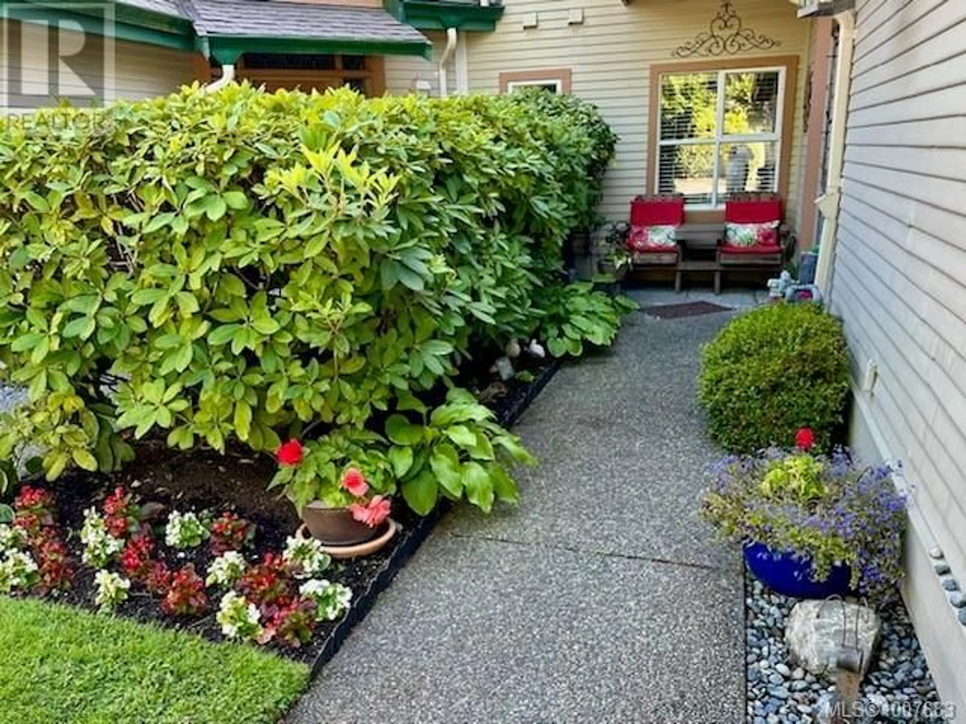 Patio, street for 8 - 520 MARSETT PLACE, Saanich British Columbia V8X7J1
