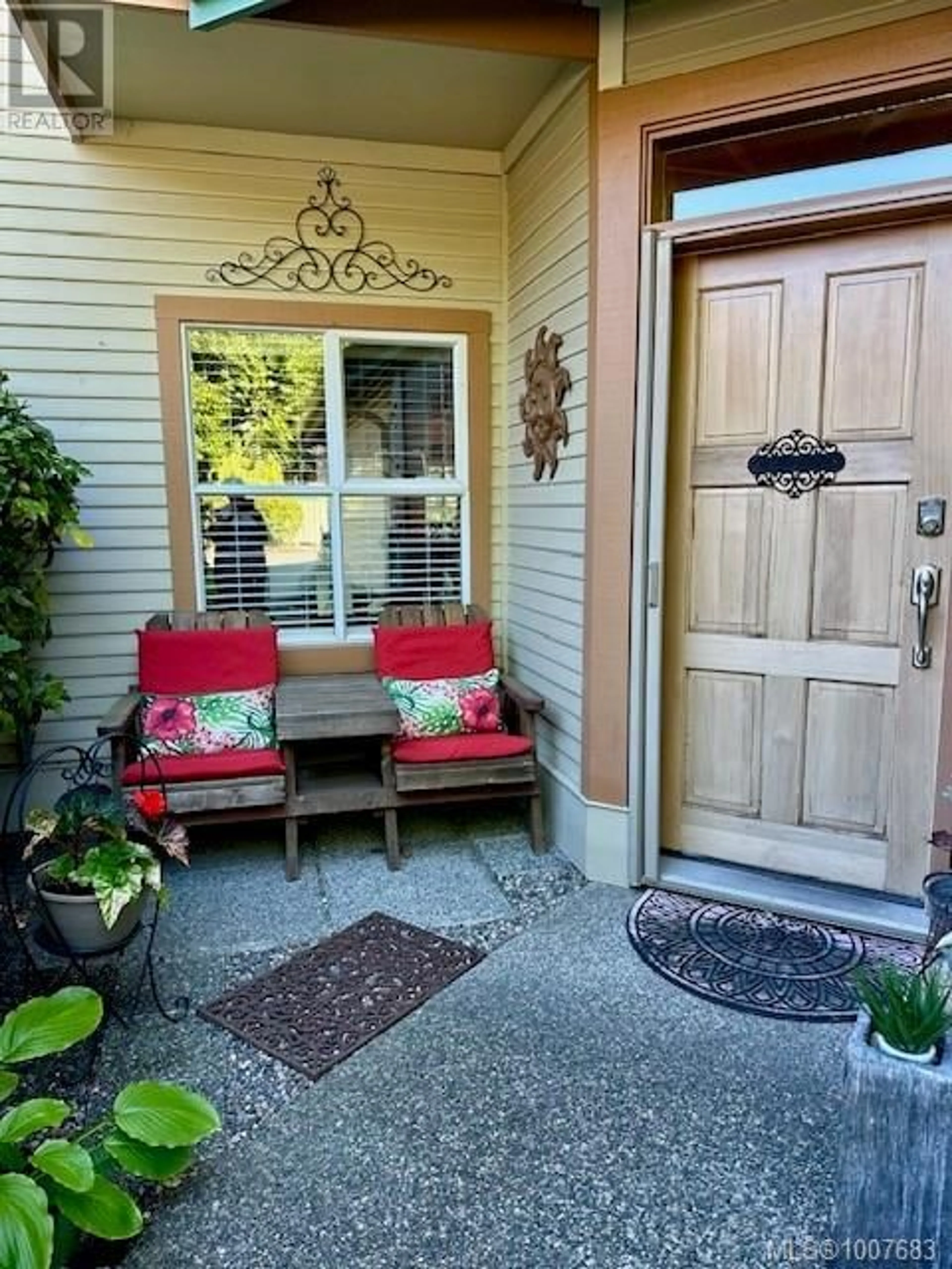Indoor entryway for 8 - 520 MARSETT PLACE, Saanich British Columbia V8X7J1