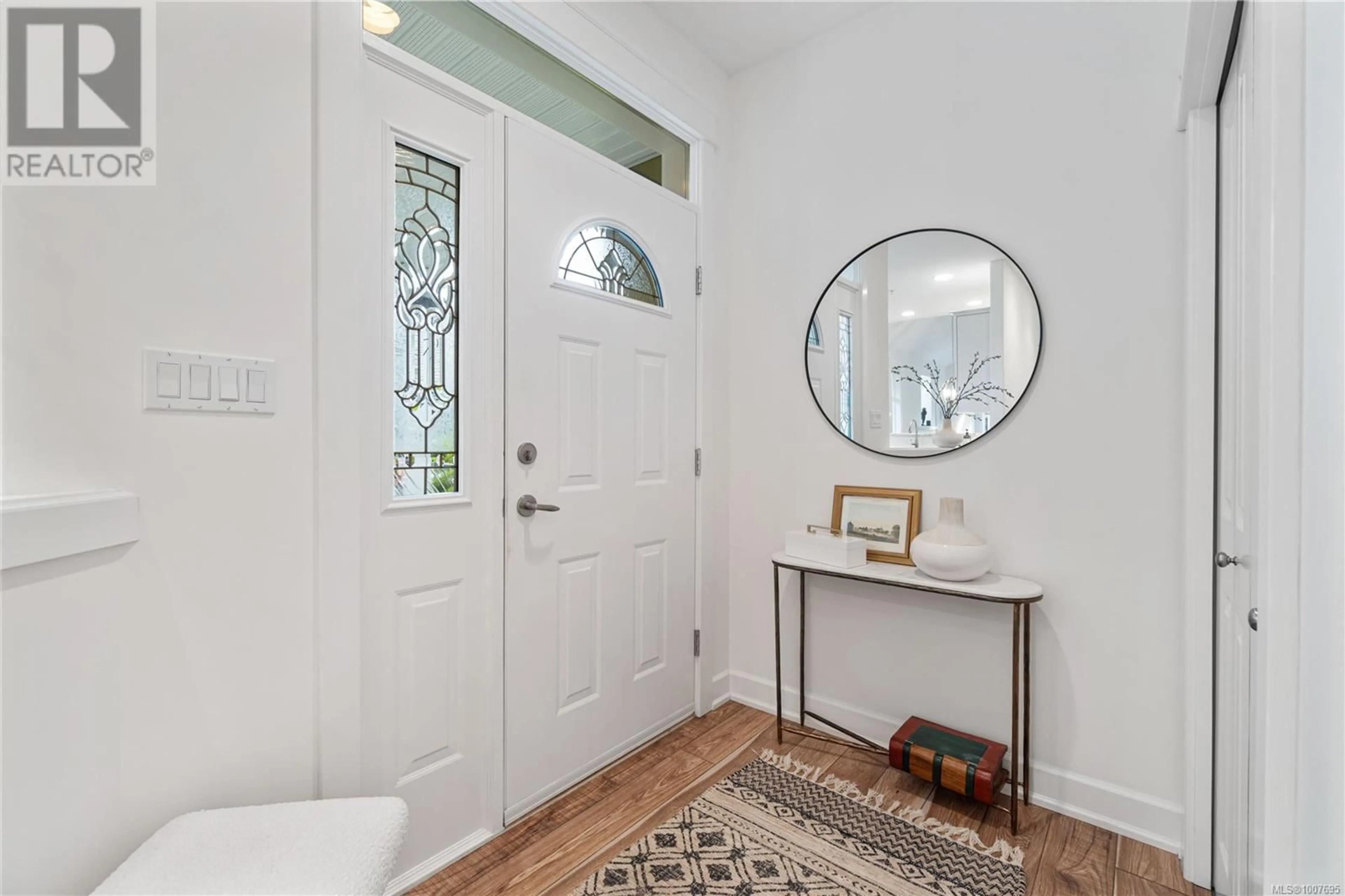 Indoor entryway for 6353 PINEWOOD LANE, Nanaimo British Columbia V9V1A4