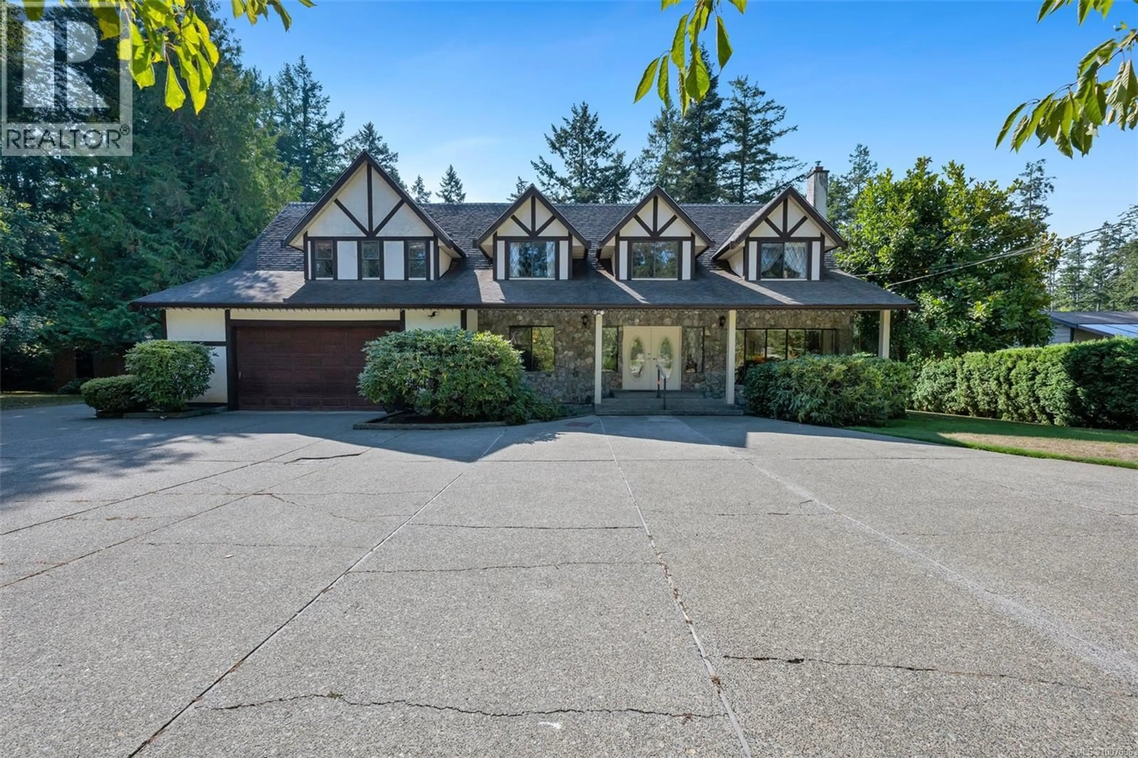 A pic from outside/outdoor area/front of a property/back of a property/a pic from drone, street for 735 CROMARTY AVENUE, North Saanich British Columbia V8L5G6