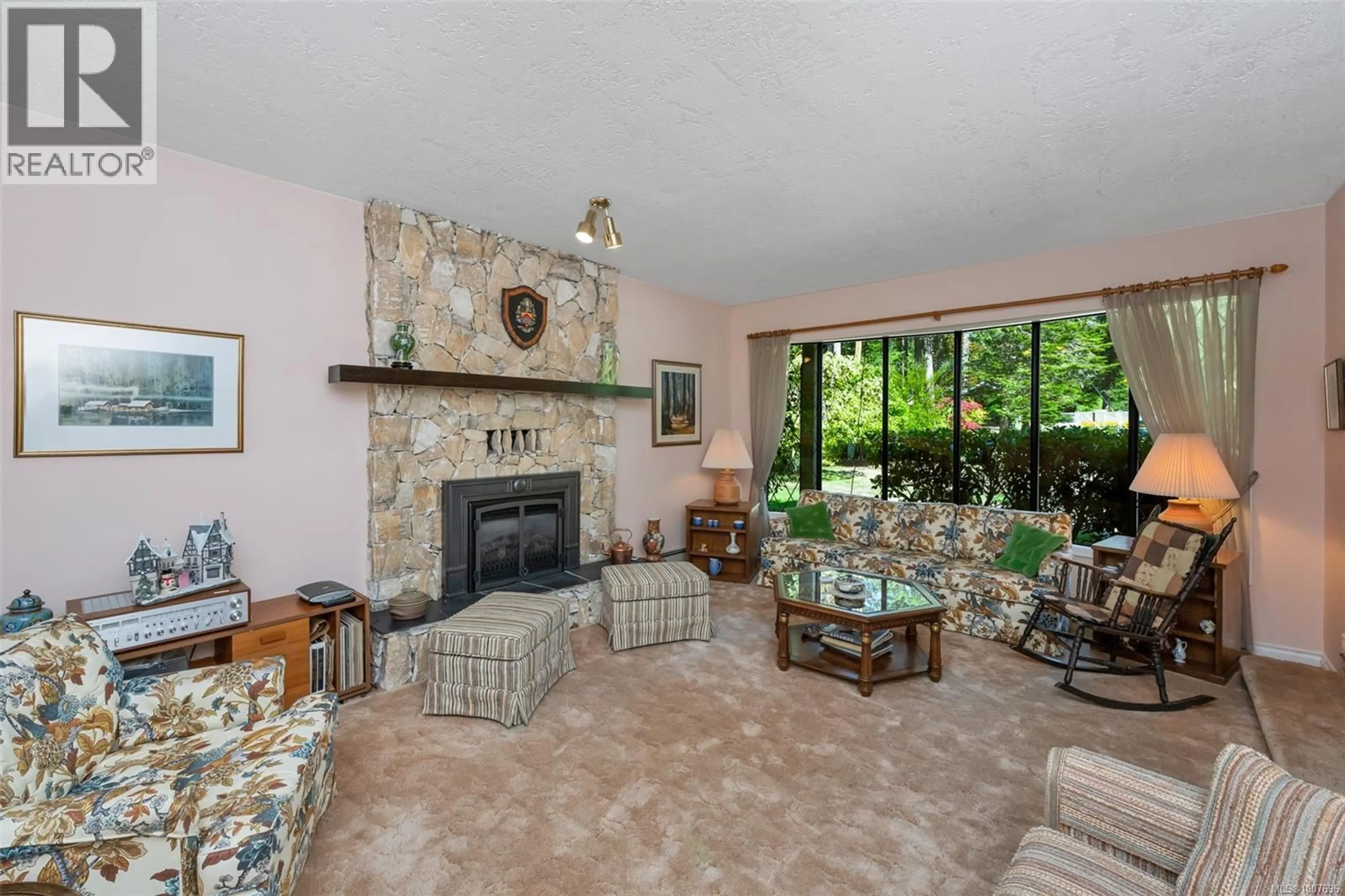 Living room with furniture, unknown for 735 CROMARTY AVENUE, North Saanich British Columbia V8L5G6