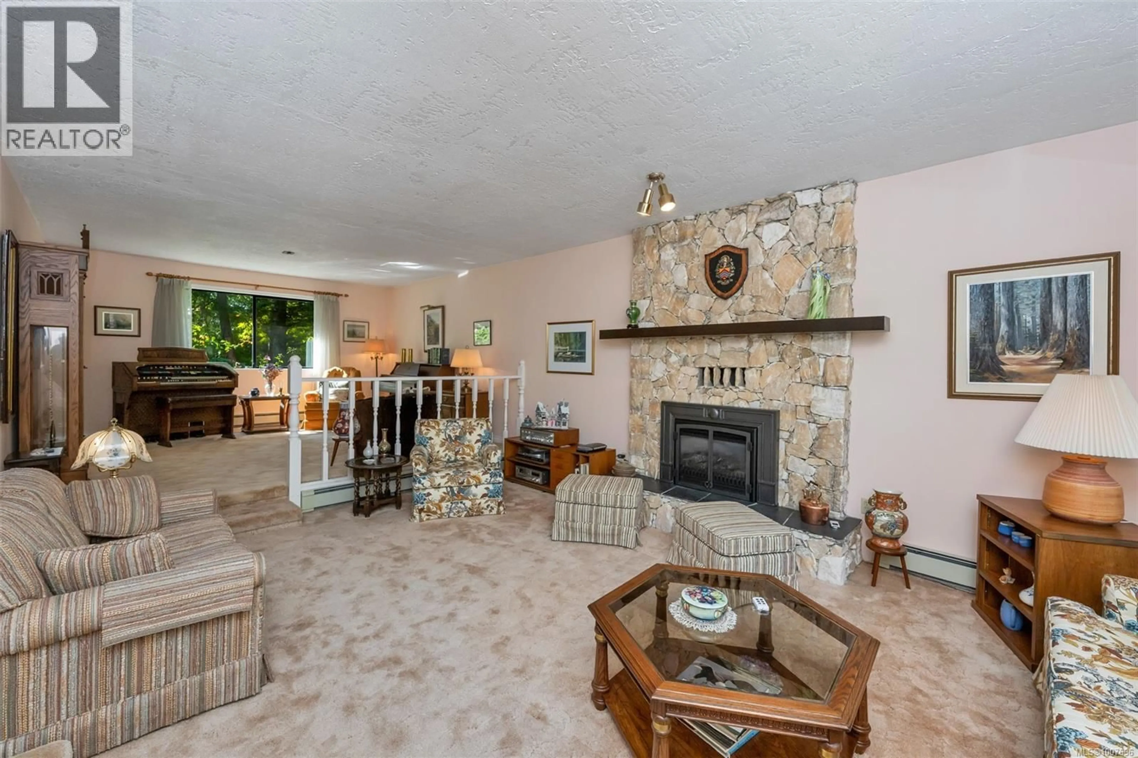 Living room with furniture, ceramic/tile floor for 735 CROMARTY AVENUE, North Saanich British Columbia V8L5G6