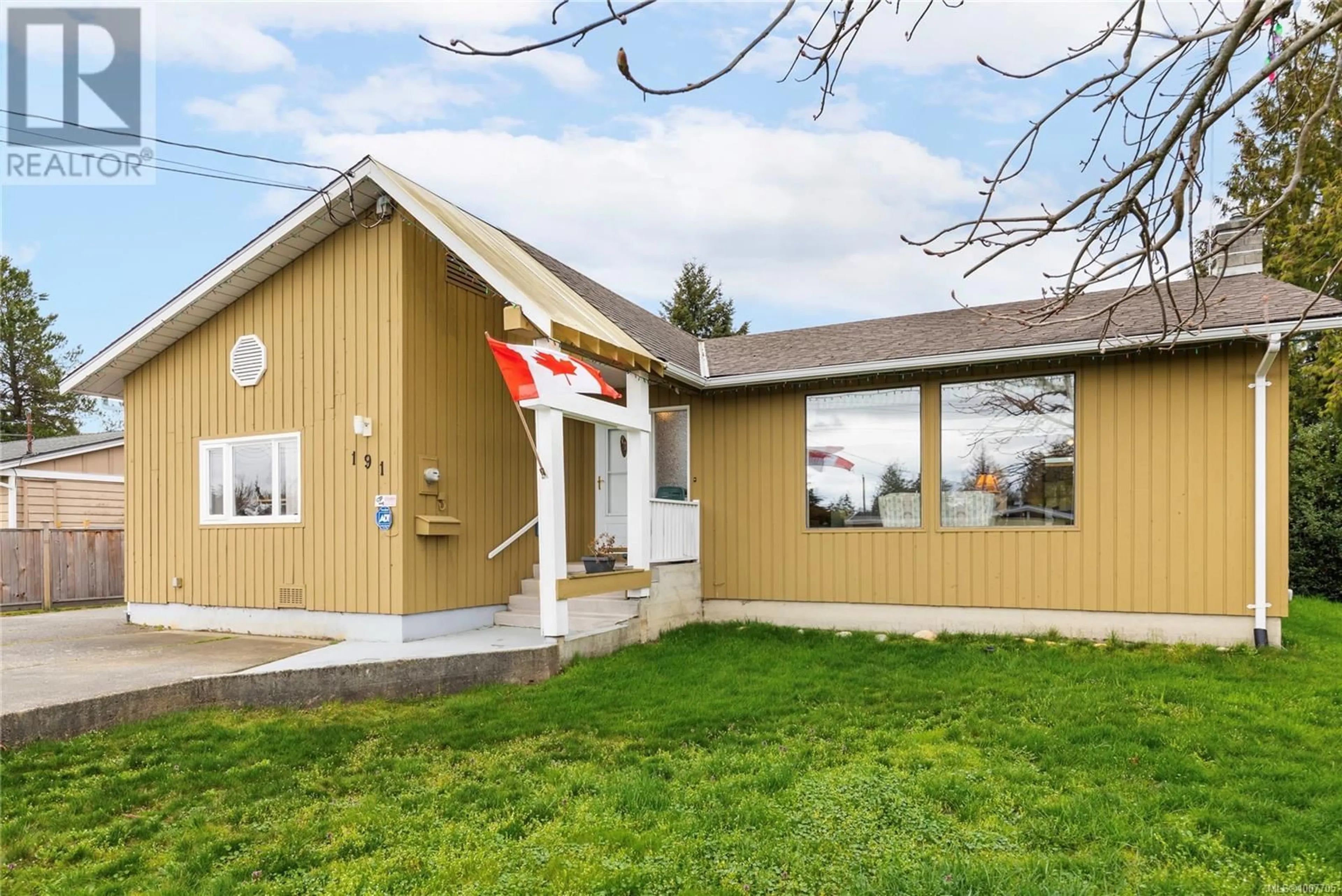 Home with vinyl exterior material, building for 191 MCKINNON STREET, Parksville British Columbia V9P1J2
