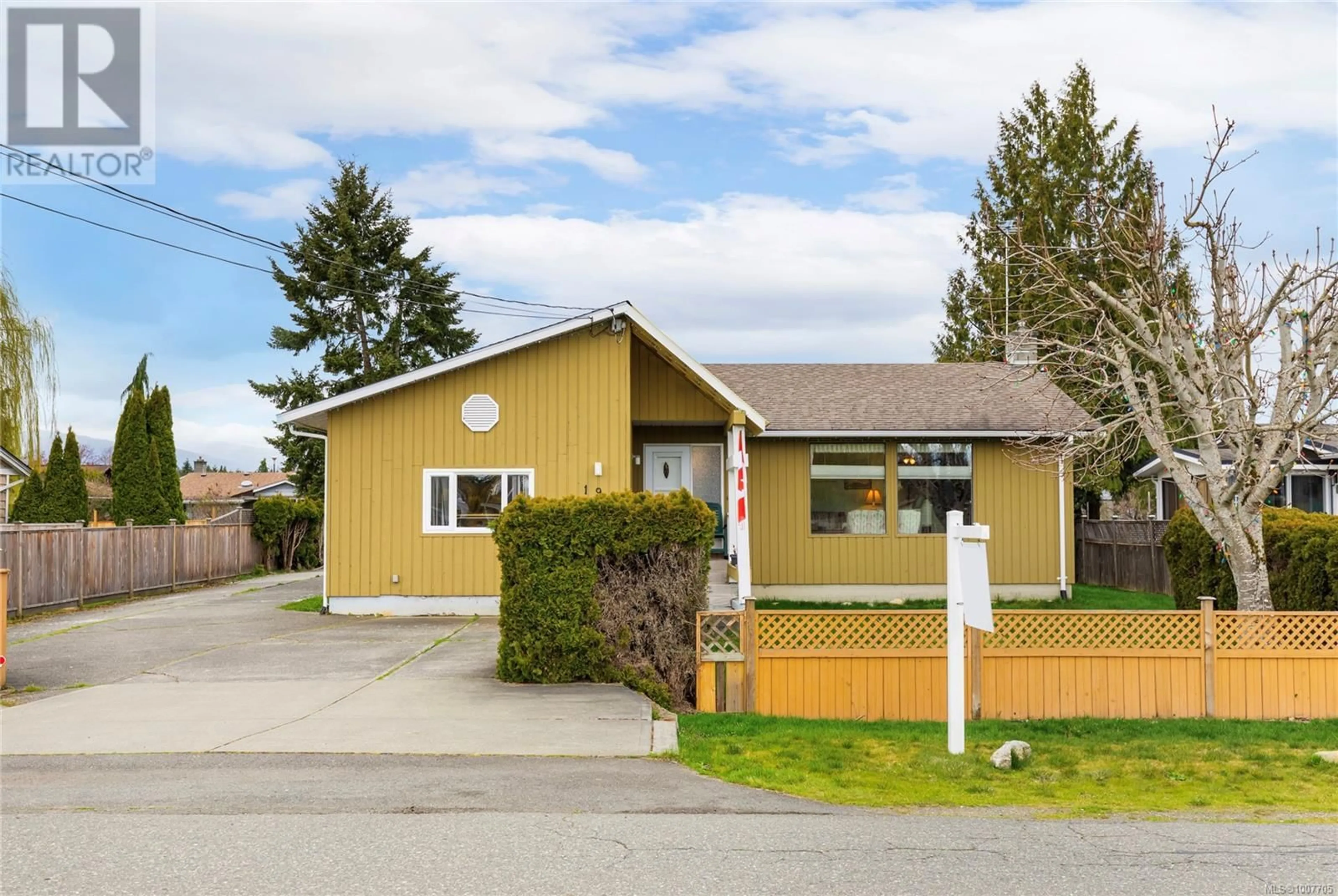 Home with vinyl exterior material, street for 191 MCKINNON STREET, Parksville British Columbia V9P1J2