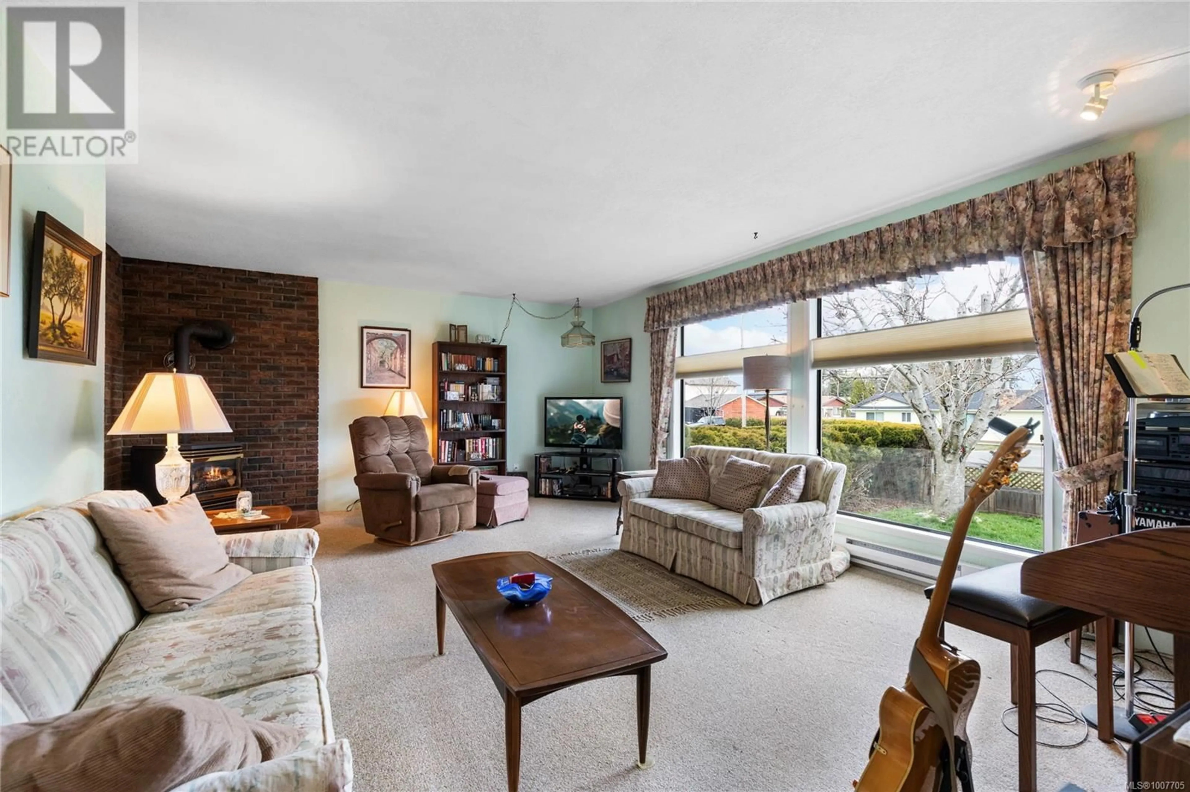 Living room with furniture, unknown for 191 MCKINNON STREET, Parksville British Columbia V9P1J2