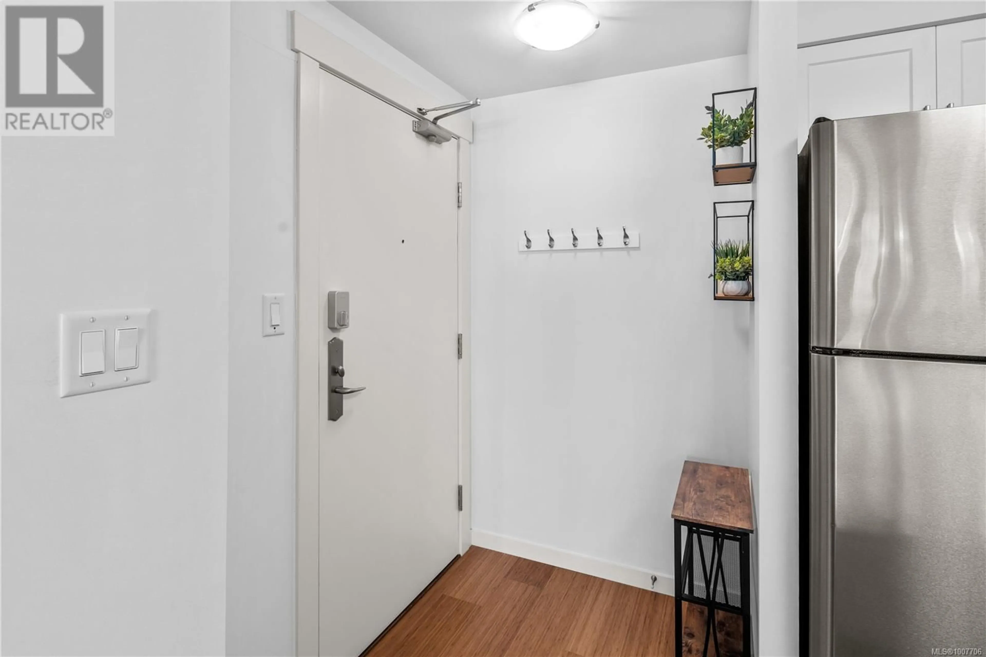 Indoor entryway for 501 - 751 FAIRFIELD ROAD, Victoria British Columbia V8V3A3