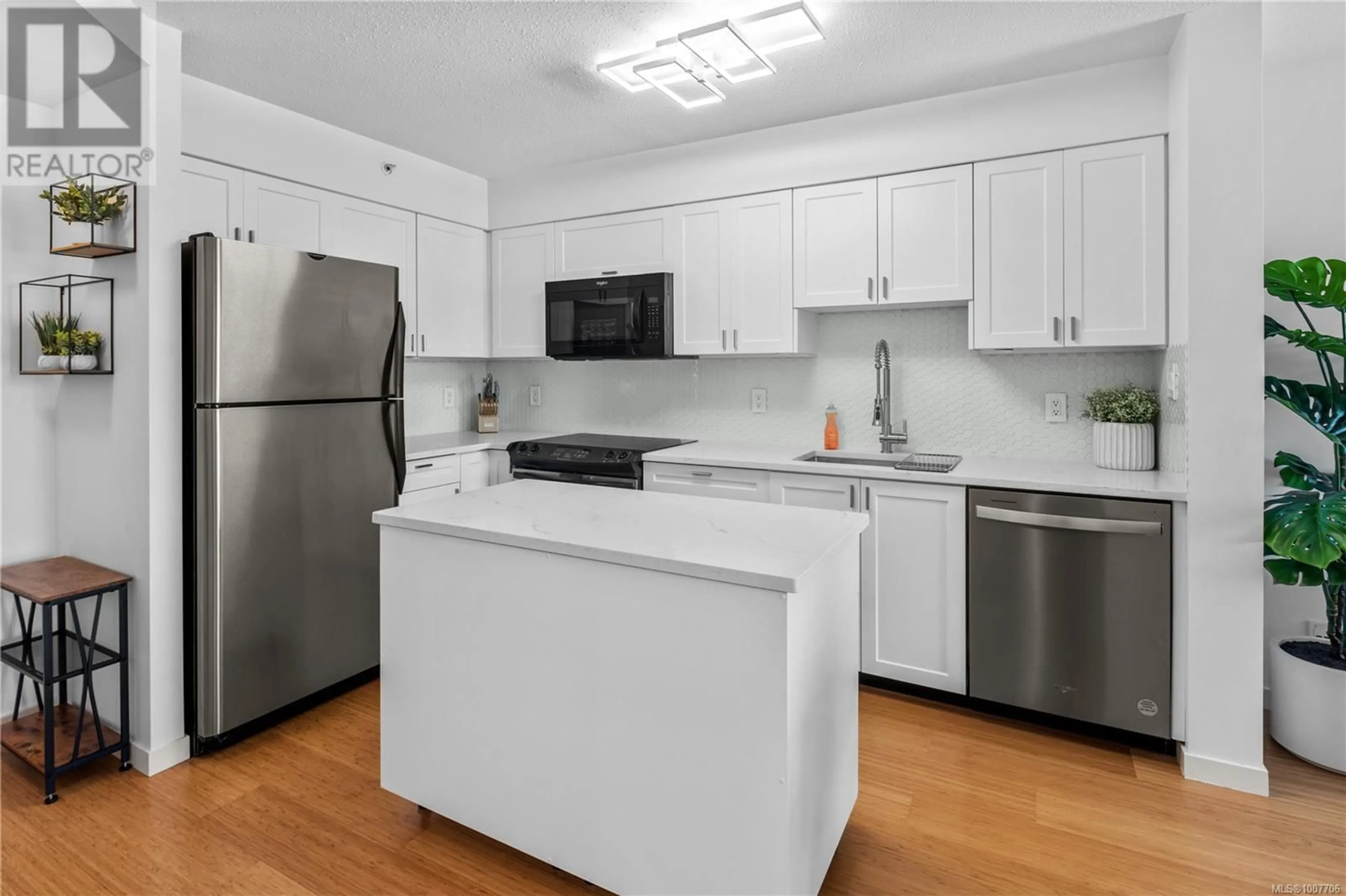 Standard kitchen, unknown for 501 - 751 FAIRFIELD ROAD, Victoria British Columbia V8V3A3
