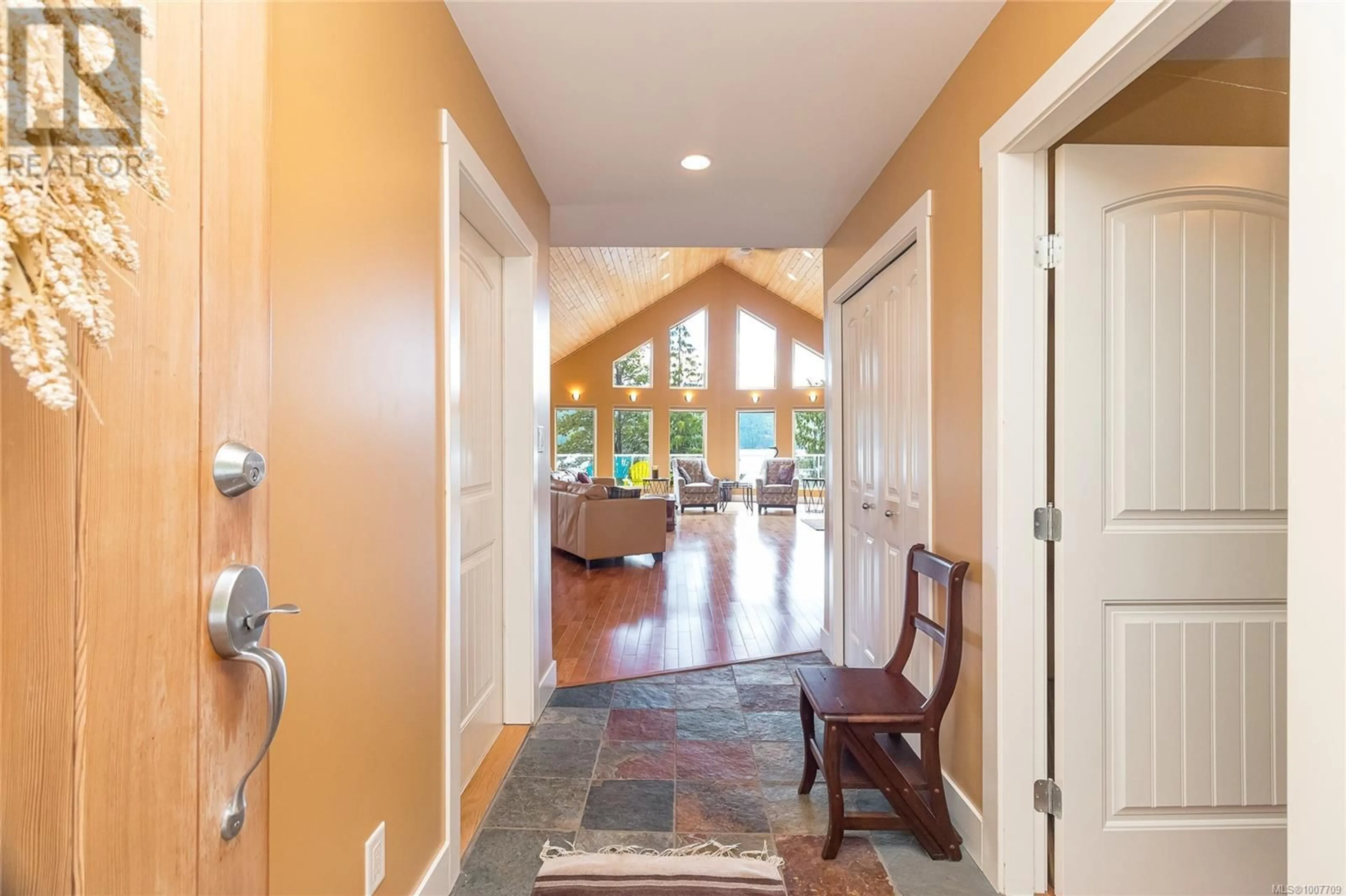 Indoor foyer for 10146 YOUBOU ROAD, Lake Cowichan British Columbia V0R3E1