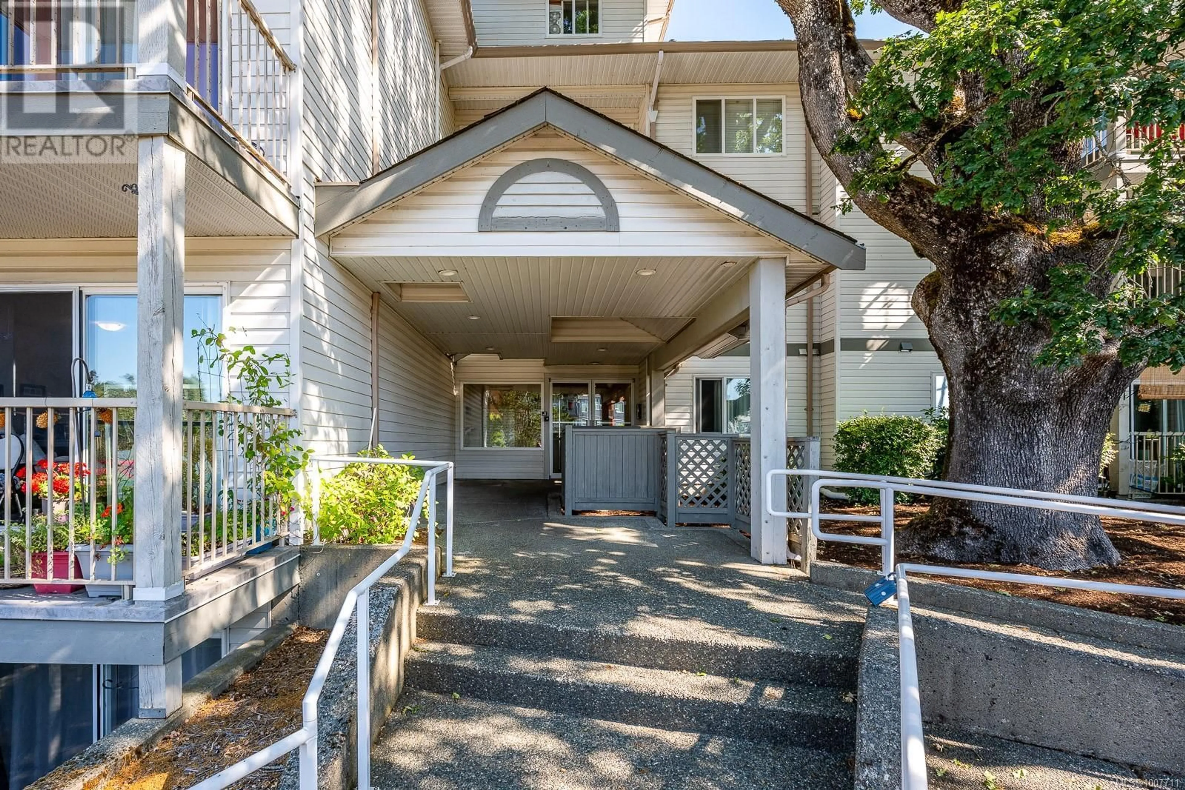 Indoor foyer for 309 - 840 BRAIDWOOD ROAD, Courtenay British Columbia V9N3R9