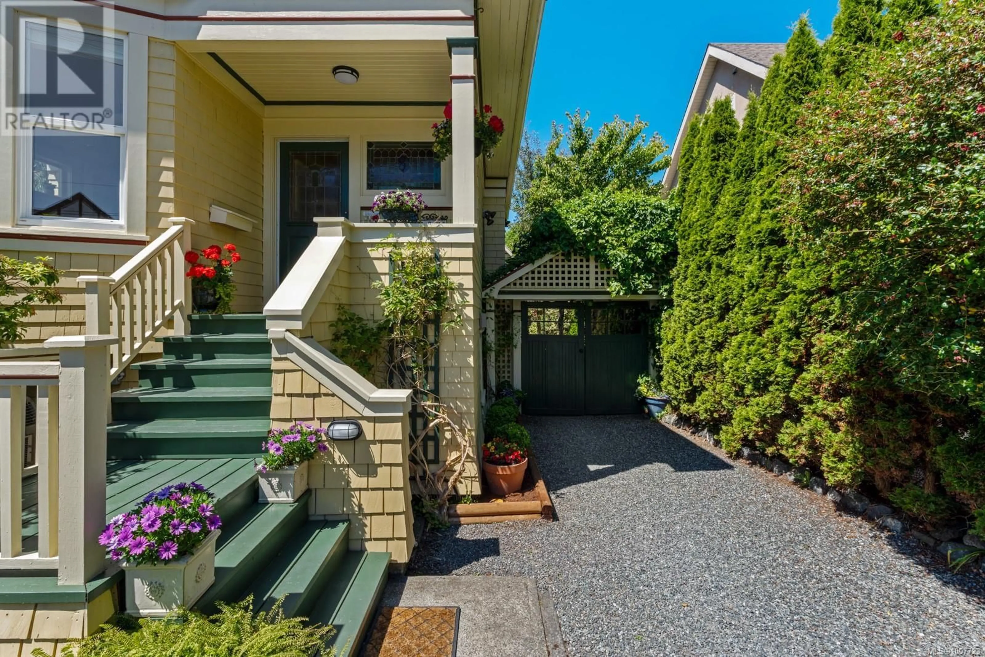 Unknown for 220 BEECHWOOD AVENUE, Victoria British Columbia V8S3W7