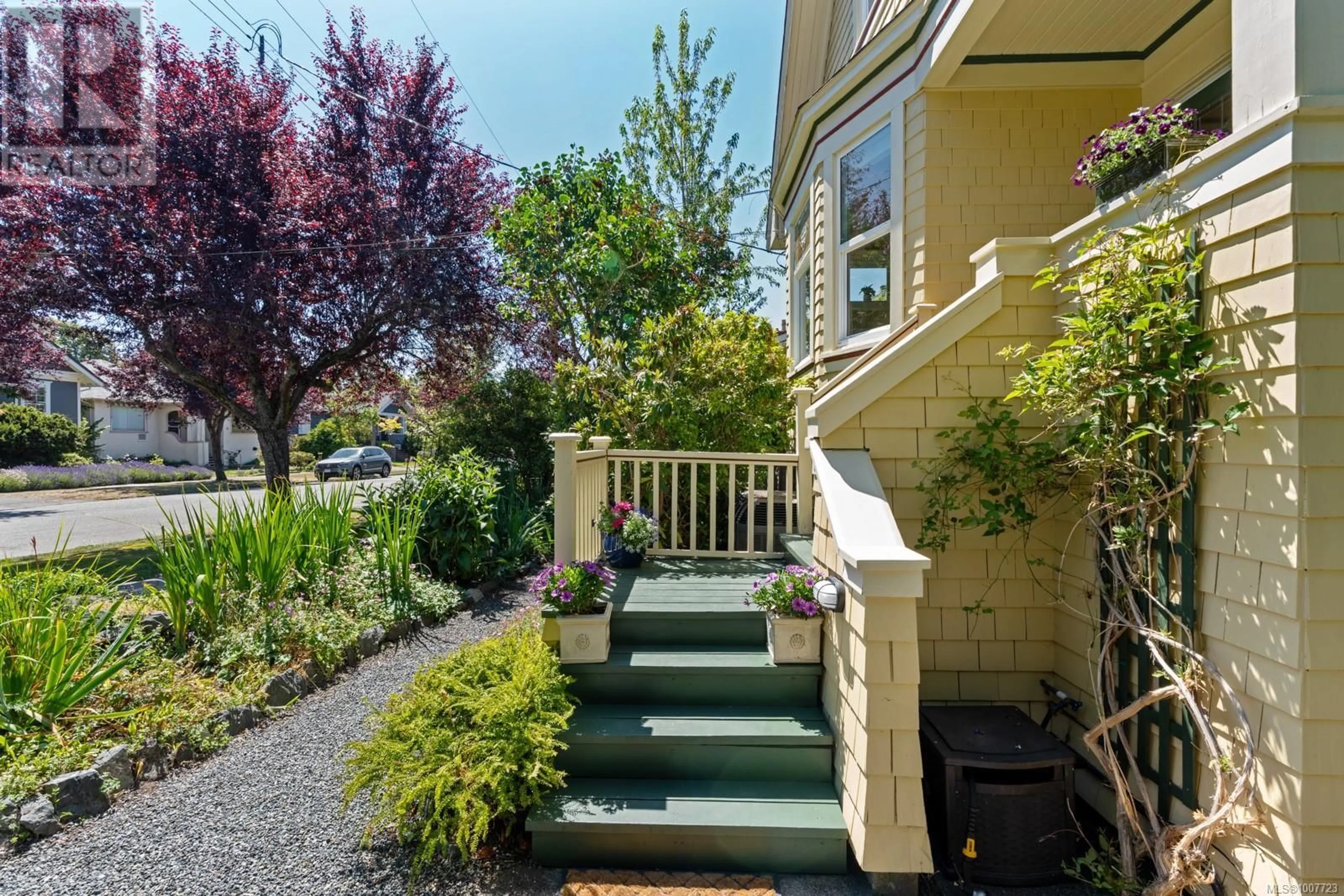 Patio, street for 220 BEECHWOOD AVENUE, Victoria British Columbia V8S3W7