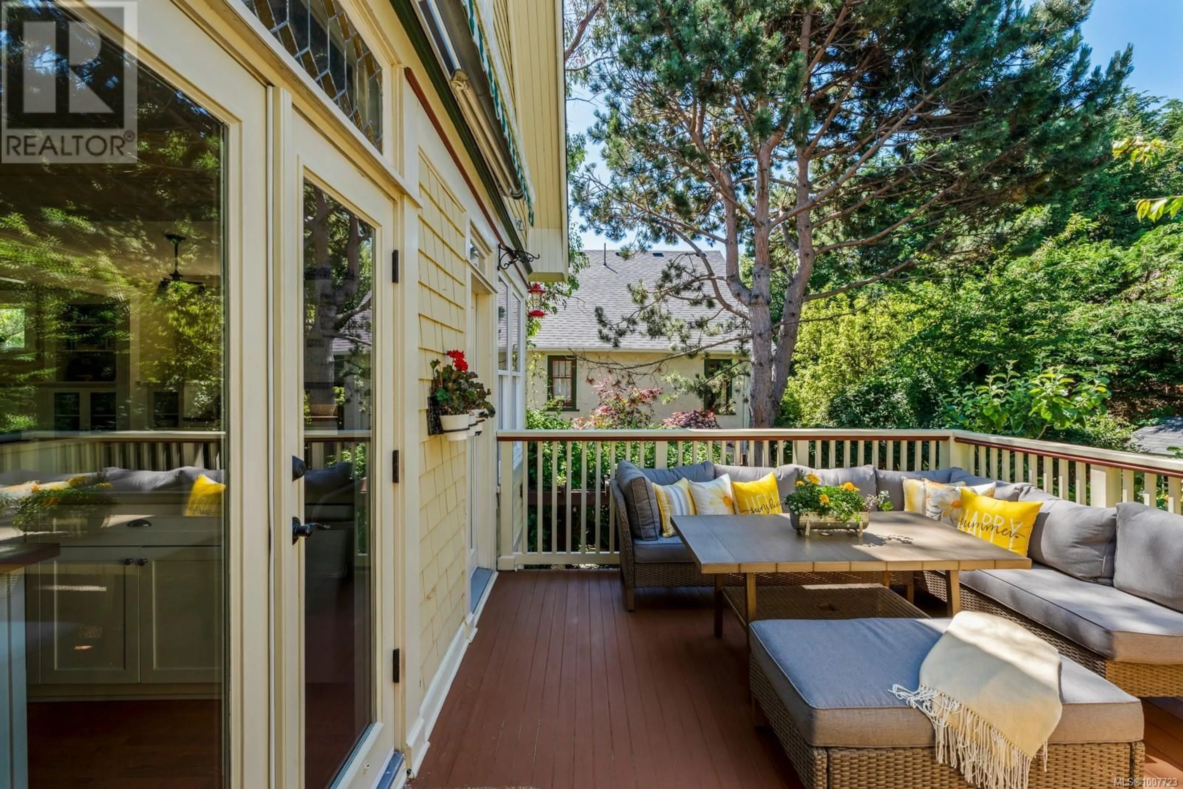 Patio, street for 220 BEECHWOOD AVENUE, Victoria British Columbia V8S3W7