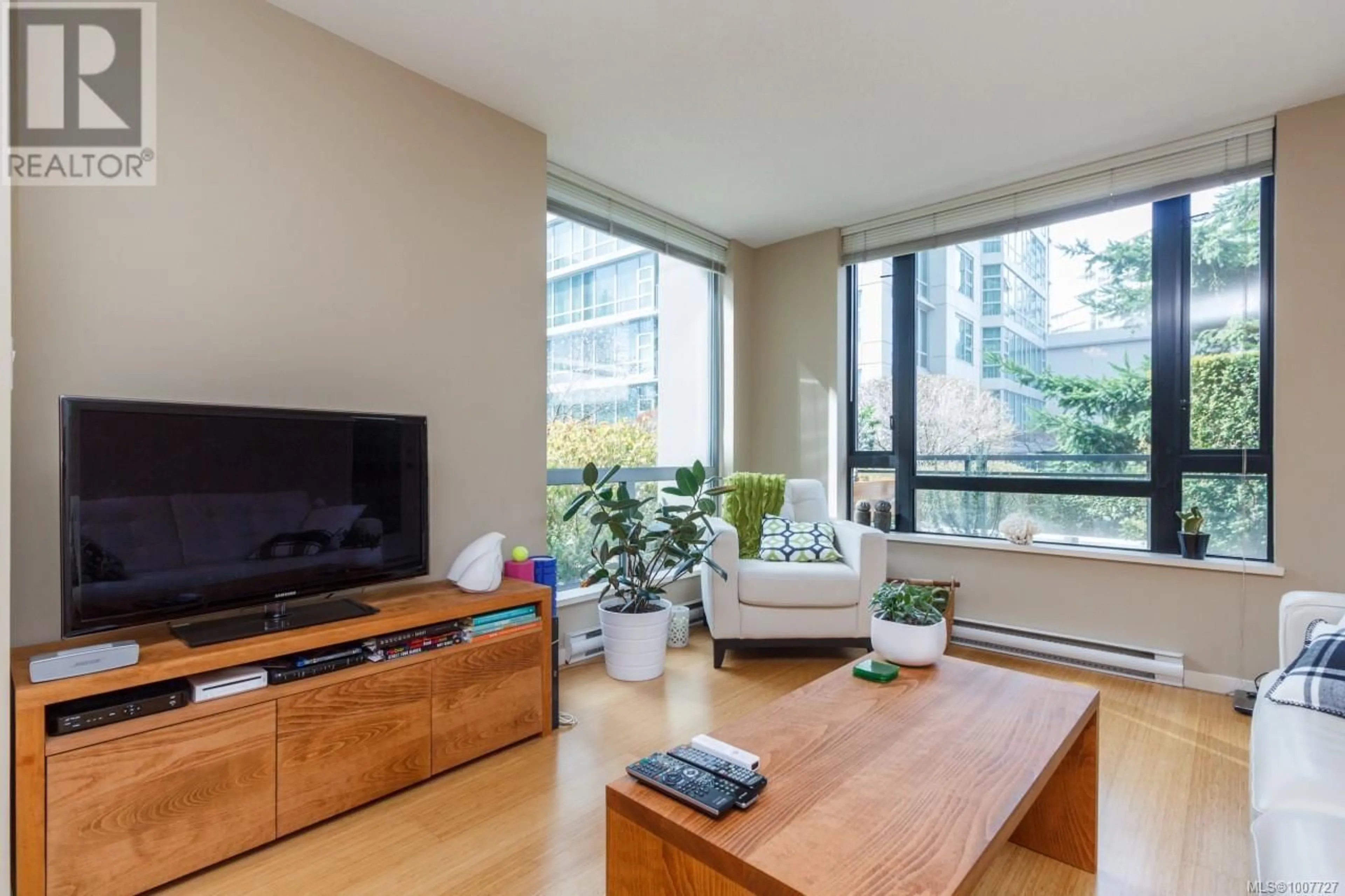 Living room with furniture, wood/laminate floor for 110 - 751 FAIRFIELD ROAD, Victoria British Columbia V8W3Z5