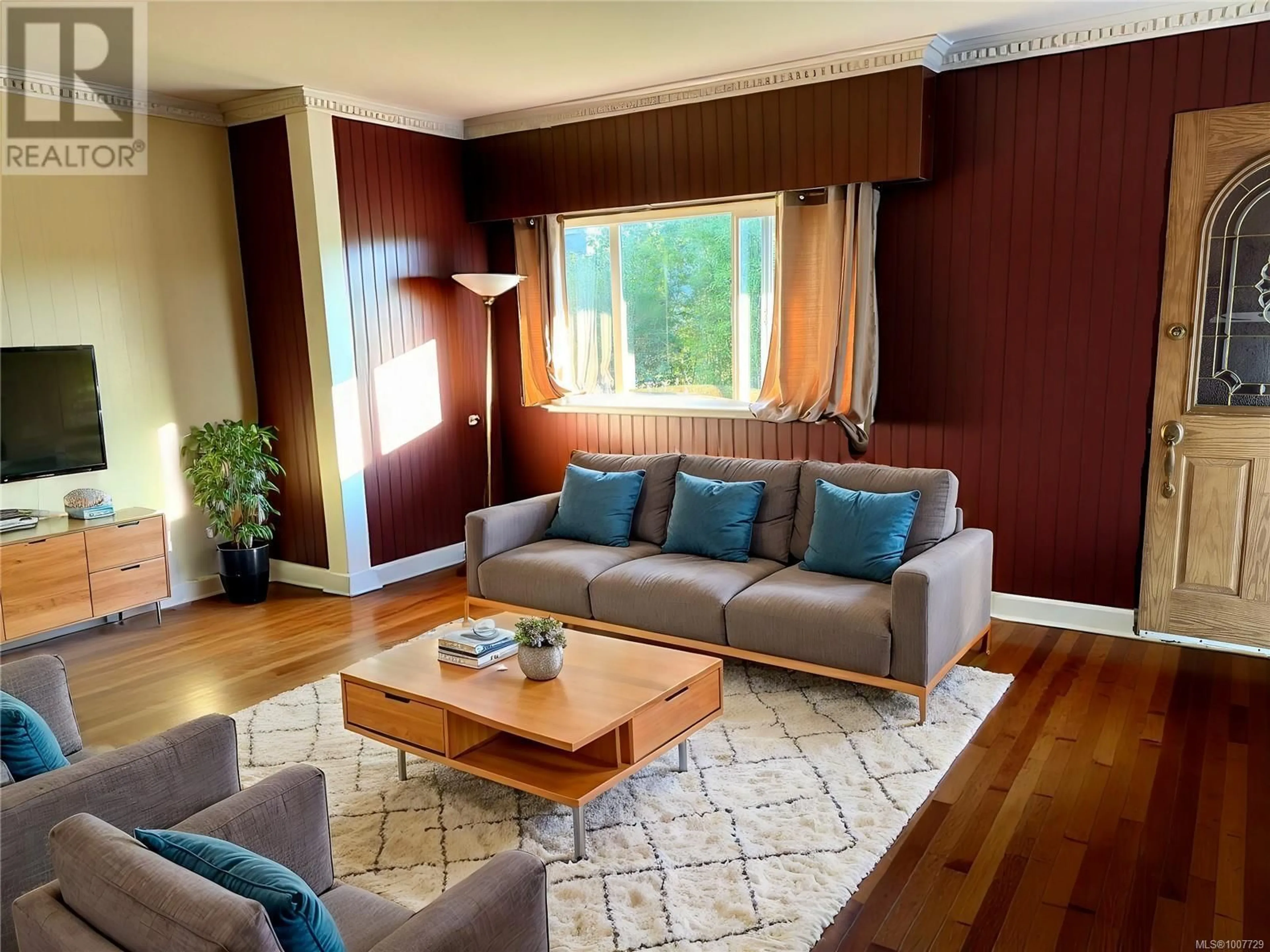 Living room with furniture, wood/laminate floor for 764 JASMINE AVENUE, Saanich British Columbia V8Z2N9