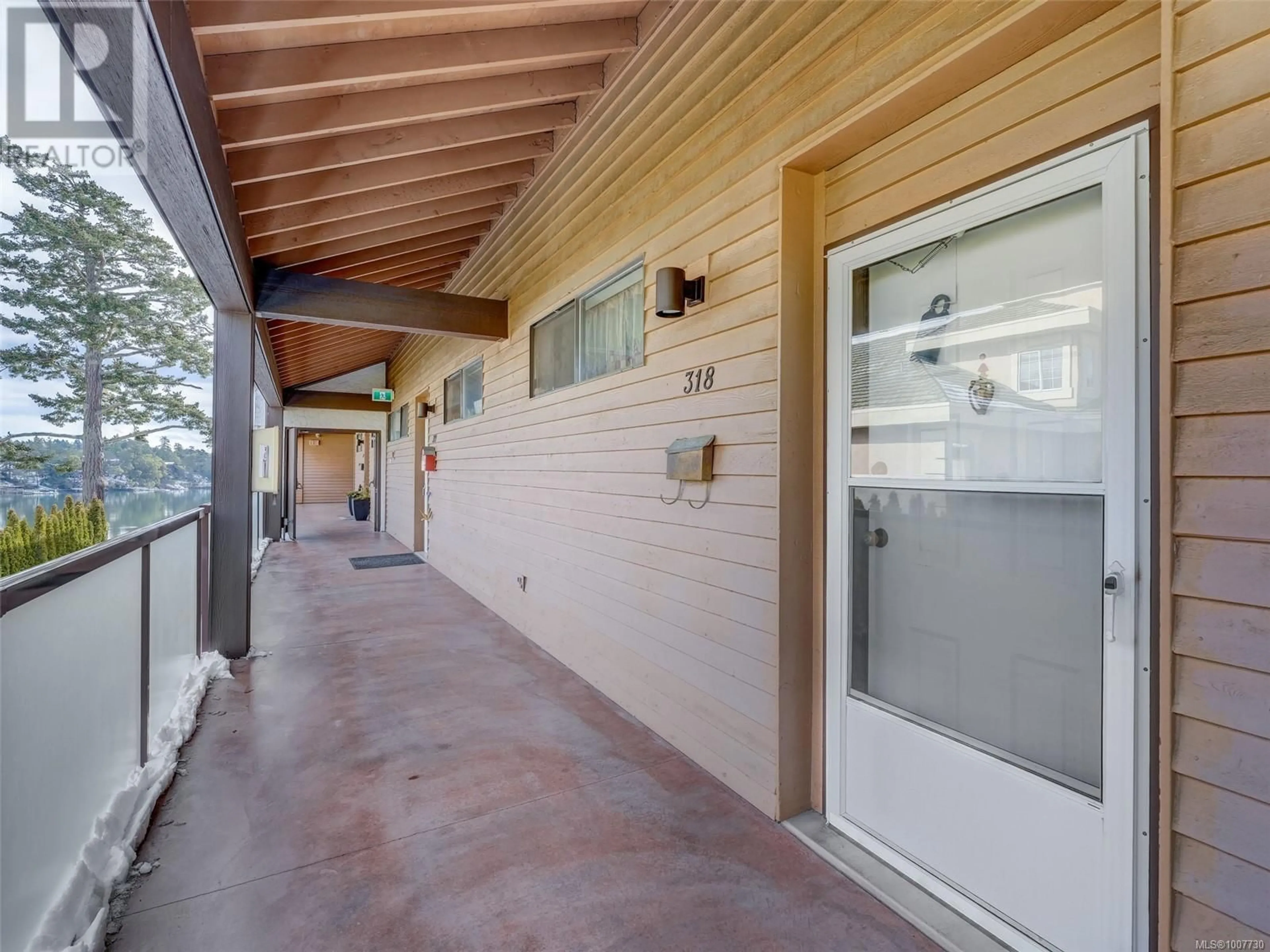 Indoor entryway for 318 - 485 ISLAND HIGHWAY, View Royal British Columbia V9B5H7
