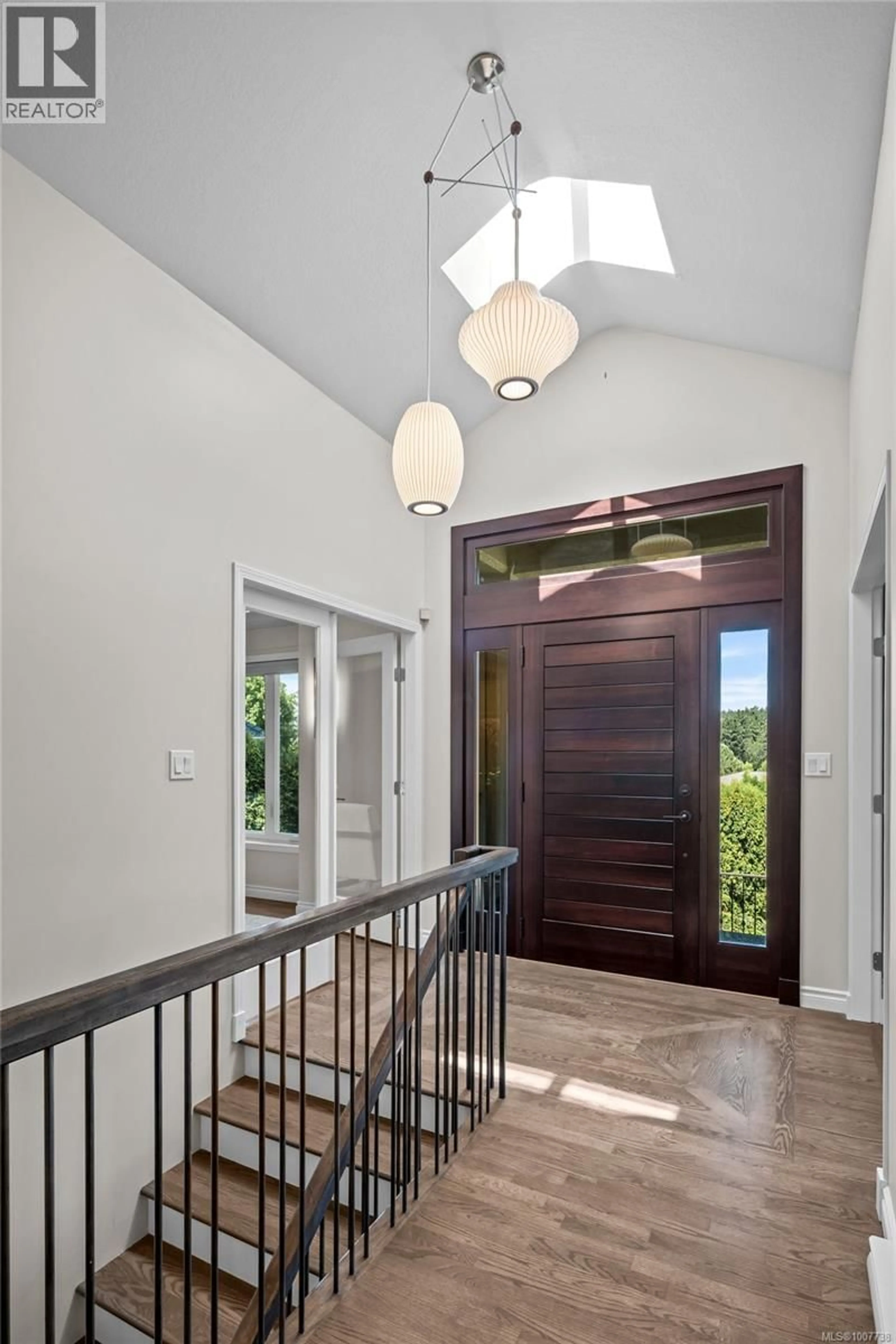 Indoor entryway for 1091 TOTEMWOOD LANE, Saanich British Columbia V8X5E3