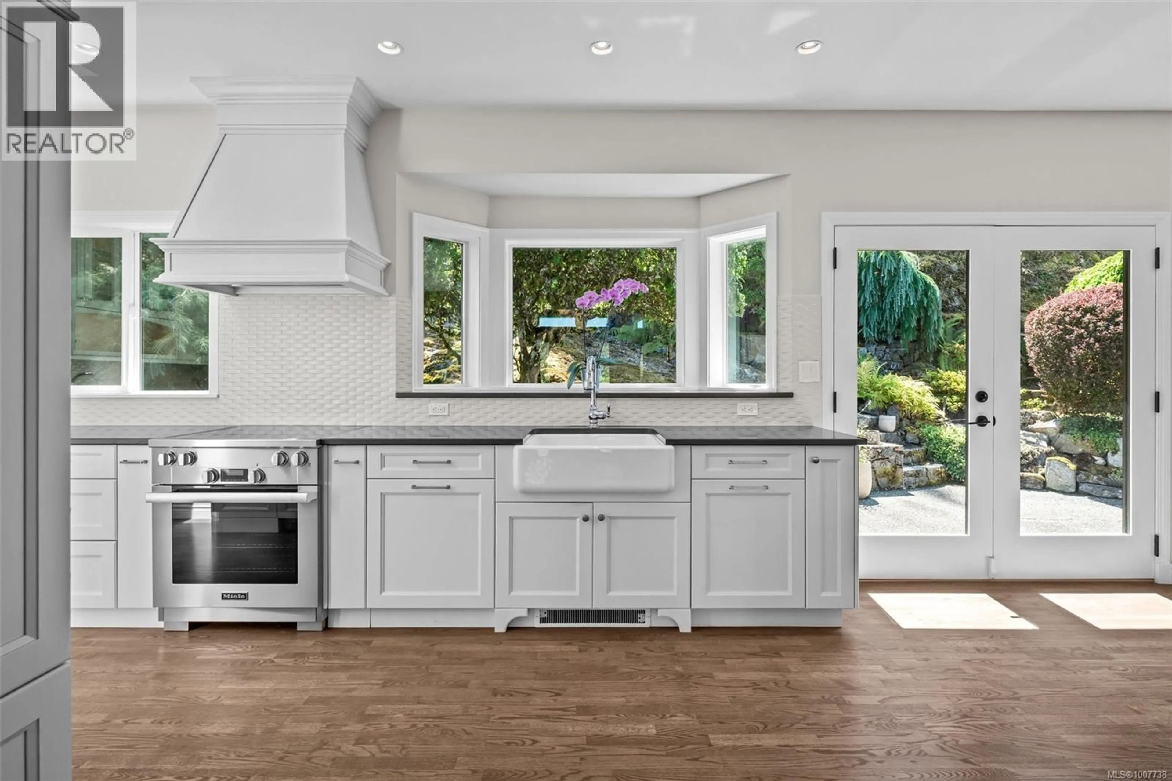 Open concept kitchen, ceramic/tile floor for 1091 TOTEMWOOD LANE, Saanich British Columbia V8X5E3