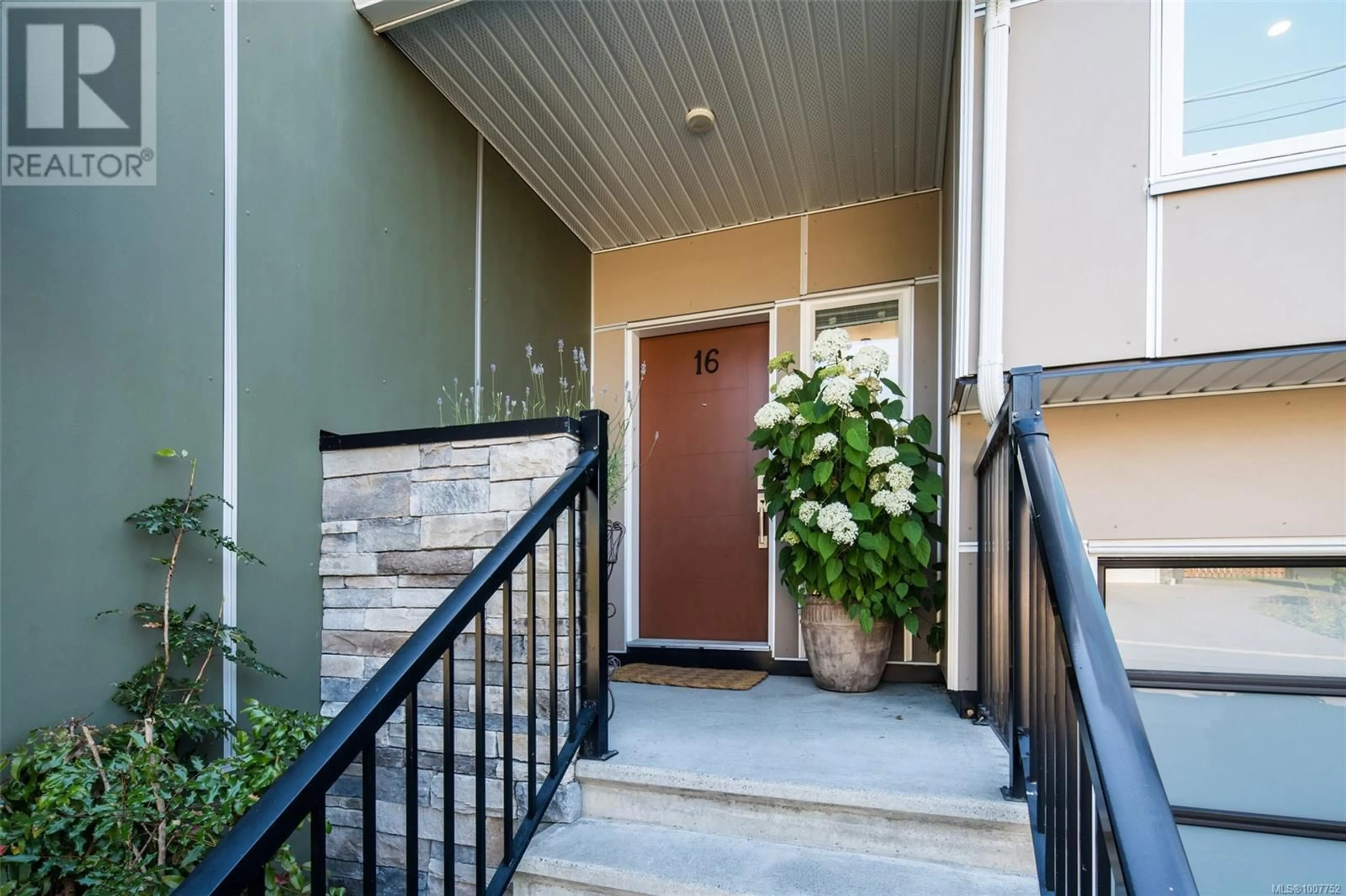 Indoor entryway for 16 - 4355 VIEWMONT AVENUE, Saanich British Columbia V8Z5K8