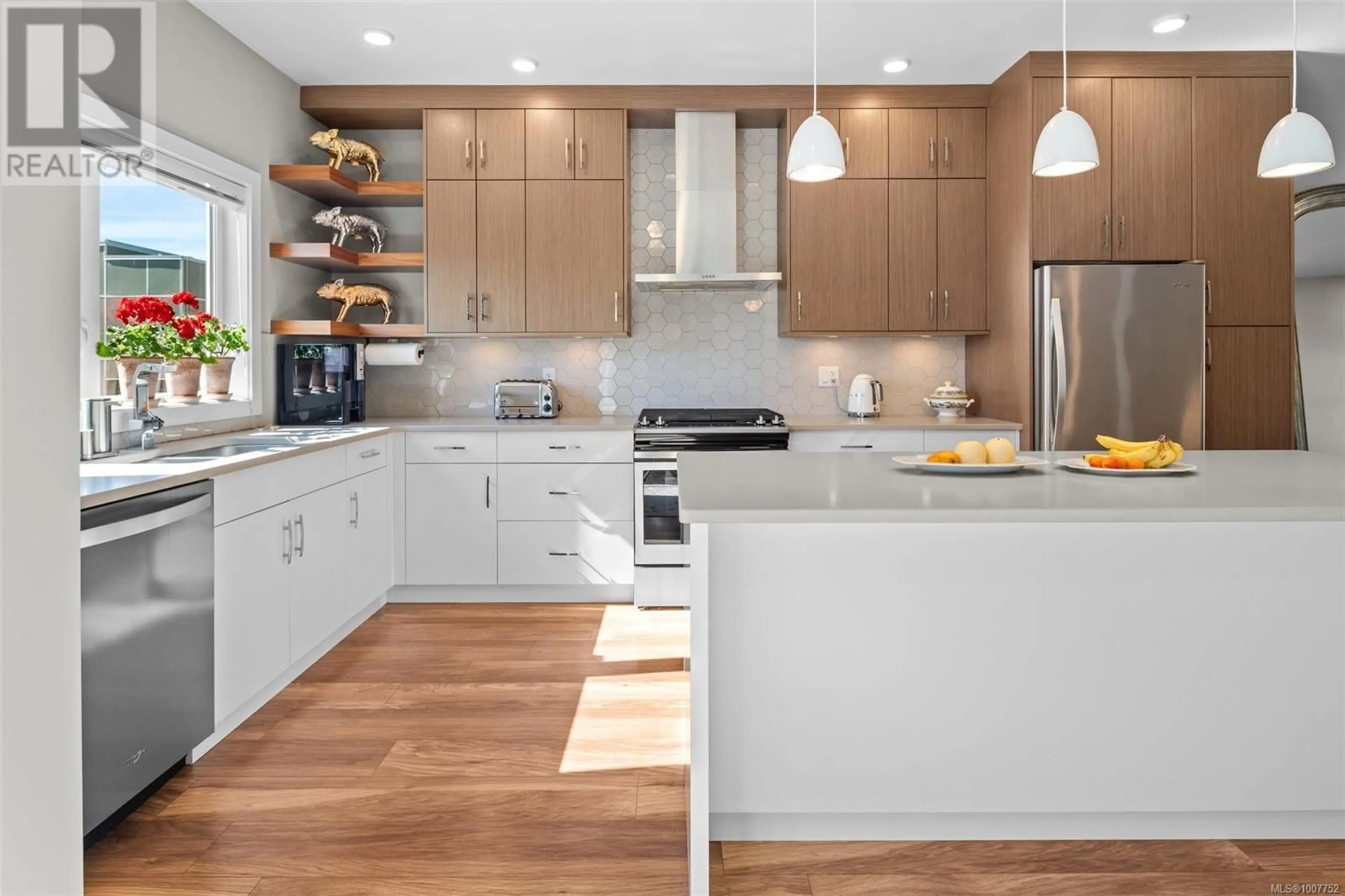 Contemporary kitchen, unknown for 16 - 4355 VIEWMONT AVENUE, Saanich British Columbia V8Z5K8
