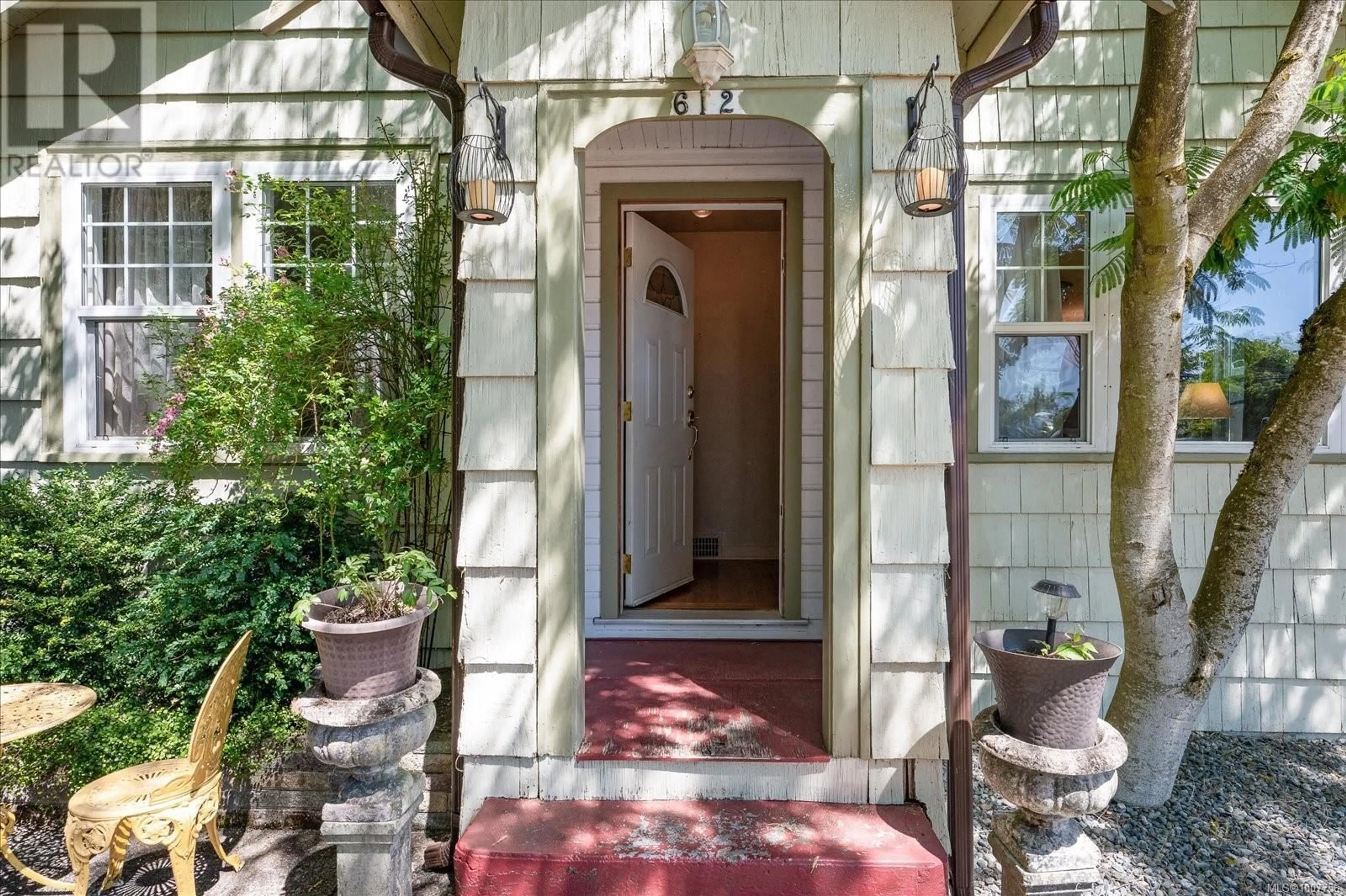 Indoor entryway for 612 FOURTH STREET, Nanaimo British Columbia V9R1T7