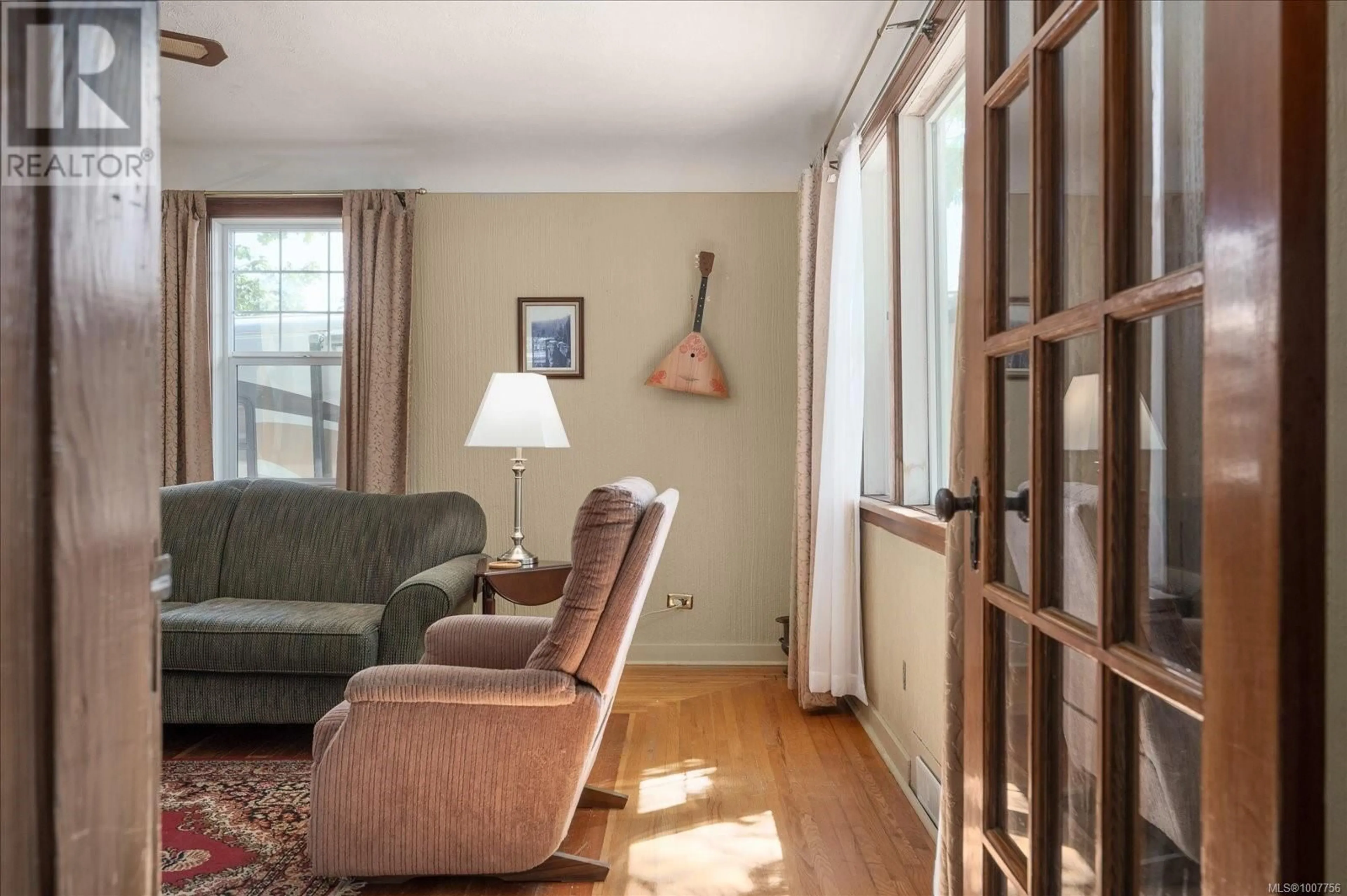 Living room with furniture, unknown for 612 FOURTH STREET, Nanaimo British Columbia V9R1T7