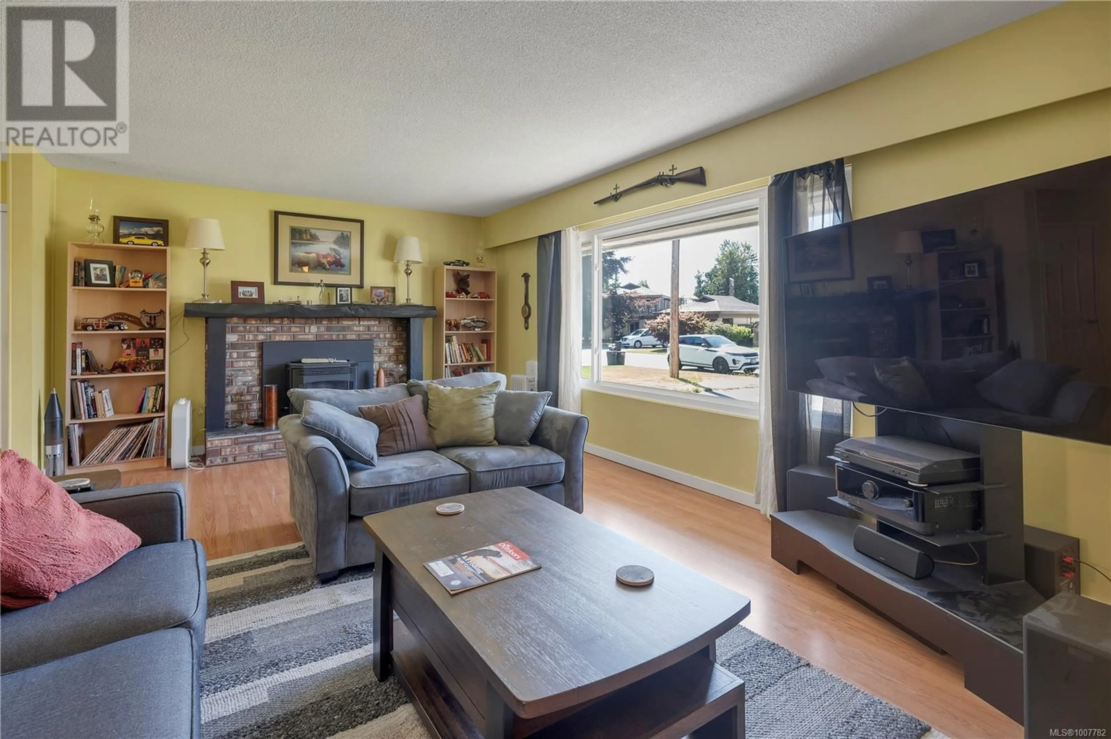 Living room with furniture, unknown for 38 OREGON ROAD, Campbell River British Columbia V9W5T1