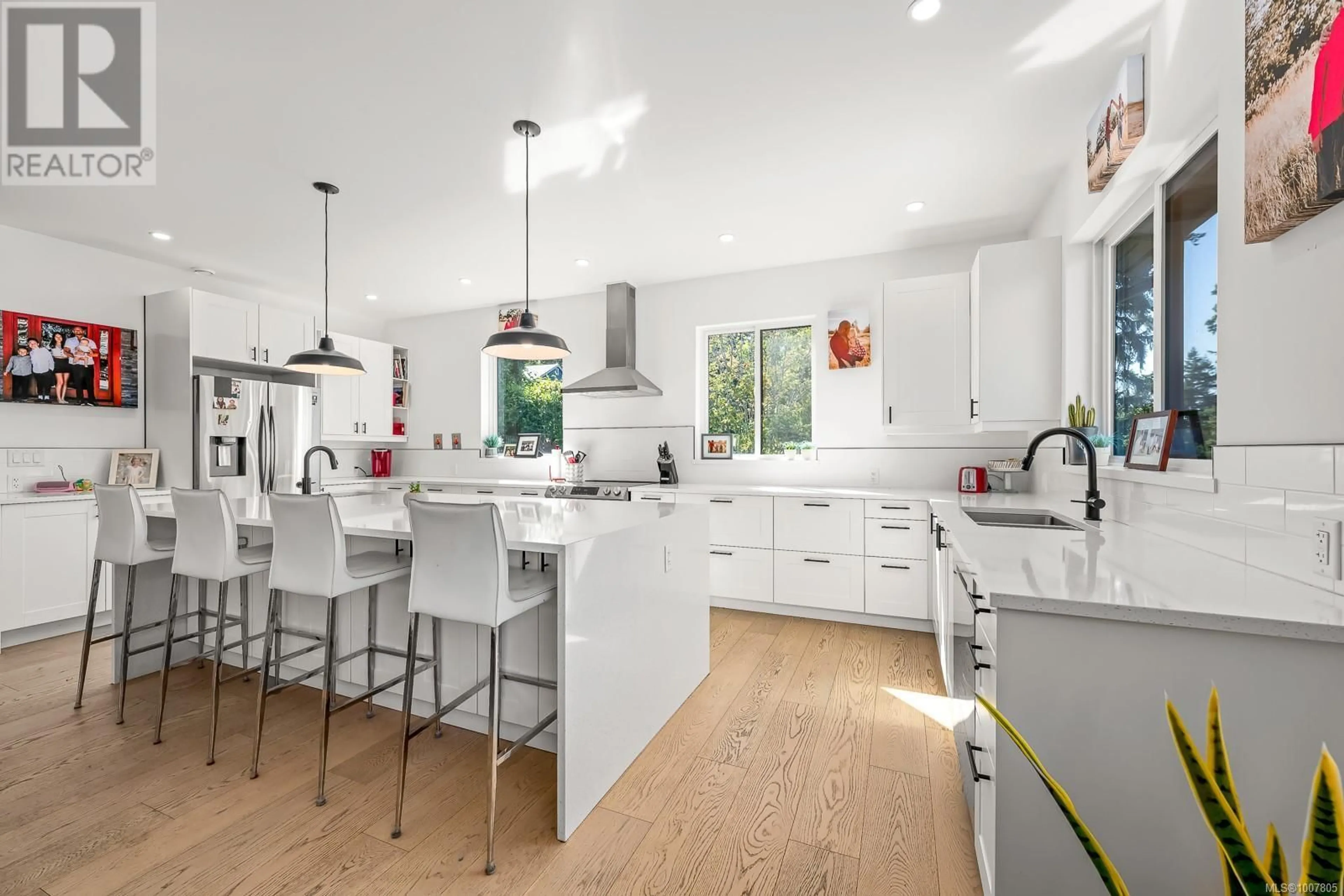 Contemporary kitchen, unknown for 4698 ISLAND HIGHWAY, Courtenay British Columbia V9N5Y6