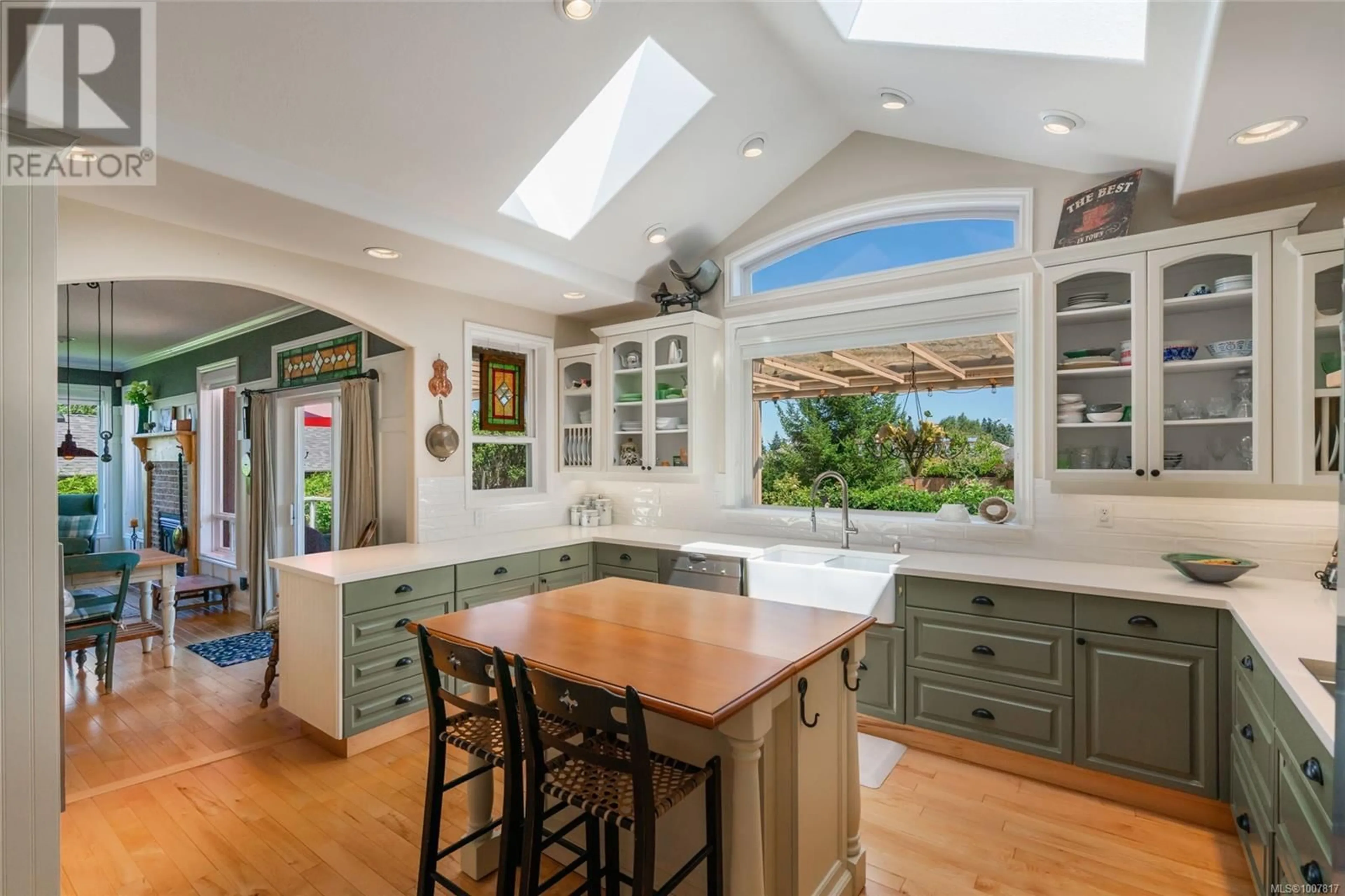 Open concept kitchen, ceramic/tile floor for 500 MUIRFIELD CLOSE, Qualicum Beach British Columbia V9K2J9