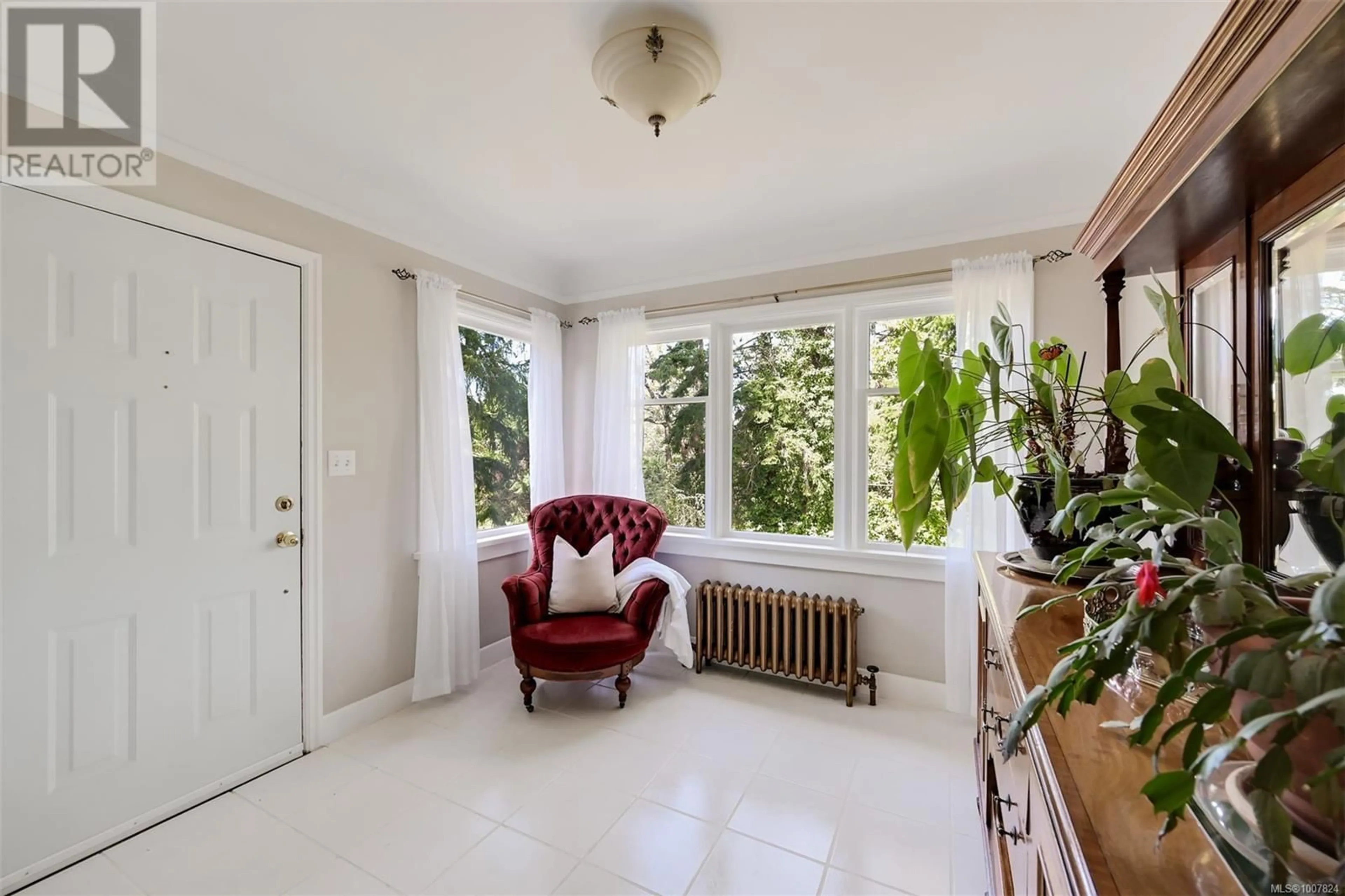 Indoor foyer for 1151 REYNOLDS ROAD, Saanich British Columbia V8P2K5