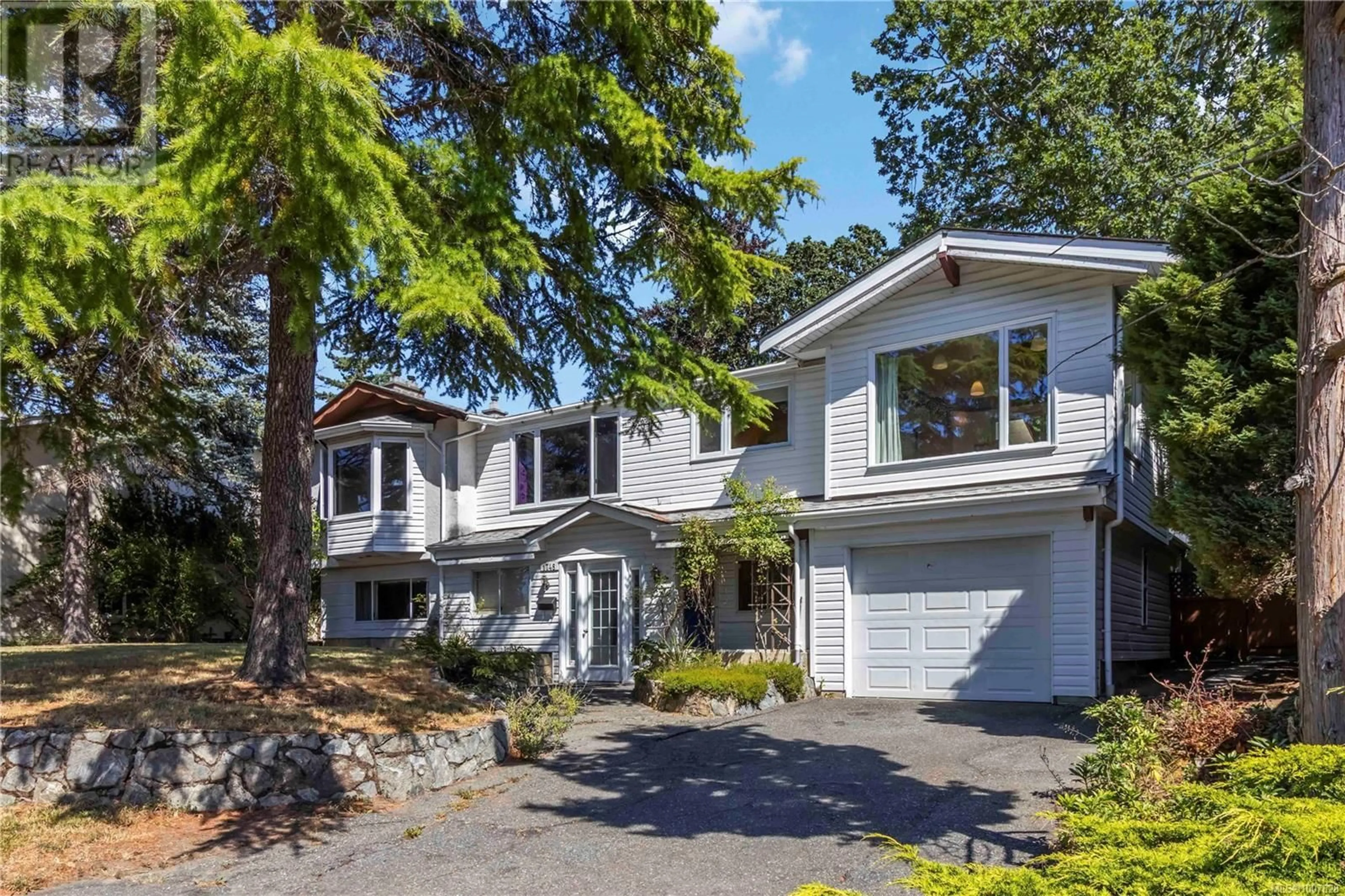 Home with vinyl exterior material, street for 1748 LLANDAFF PLACE, Saanich British Columbia V8N4V1