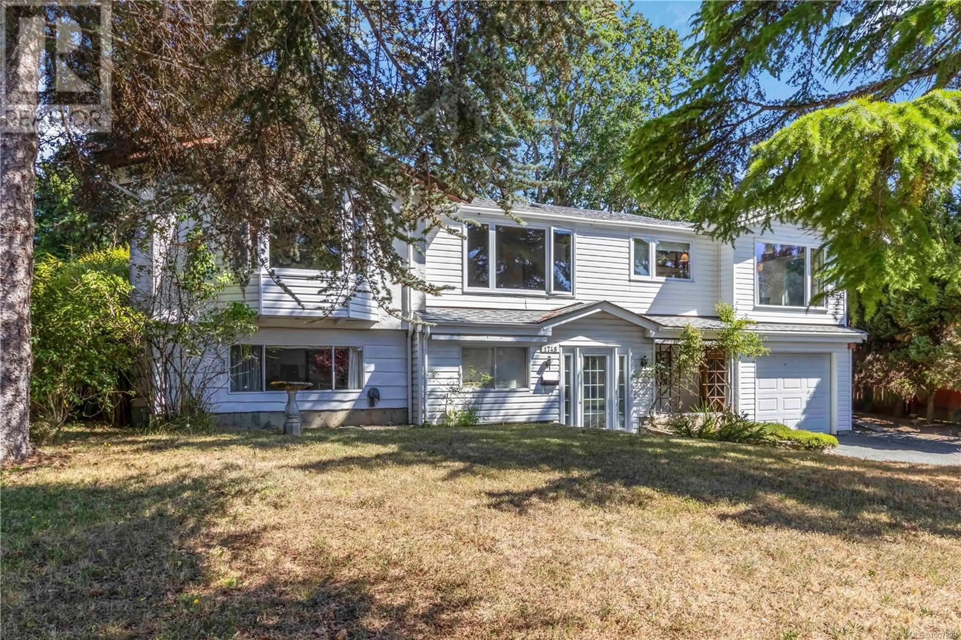 Home with vinyl exterior material, street for 1748 LLANDAFF PLACE, Saanich British Columbia V8N4V1