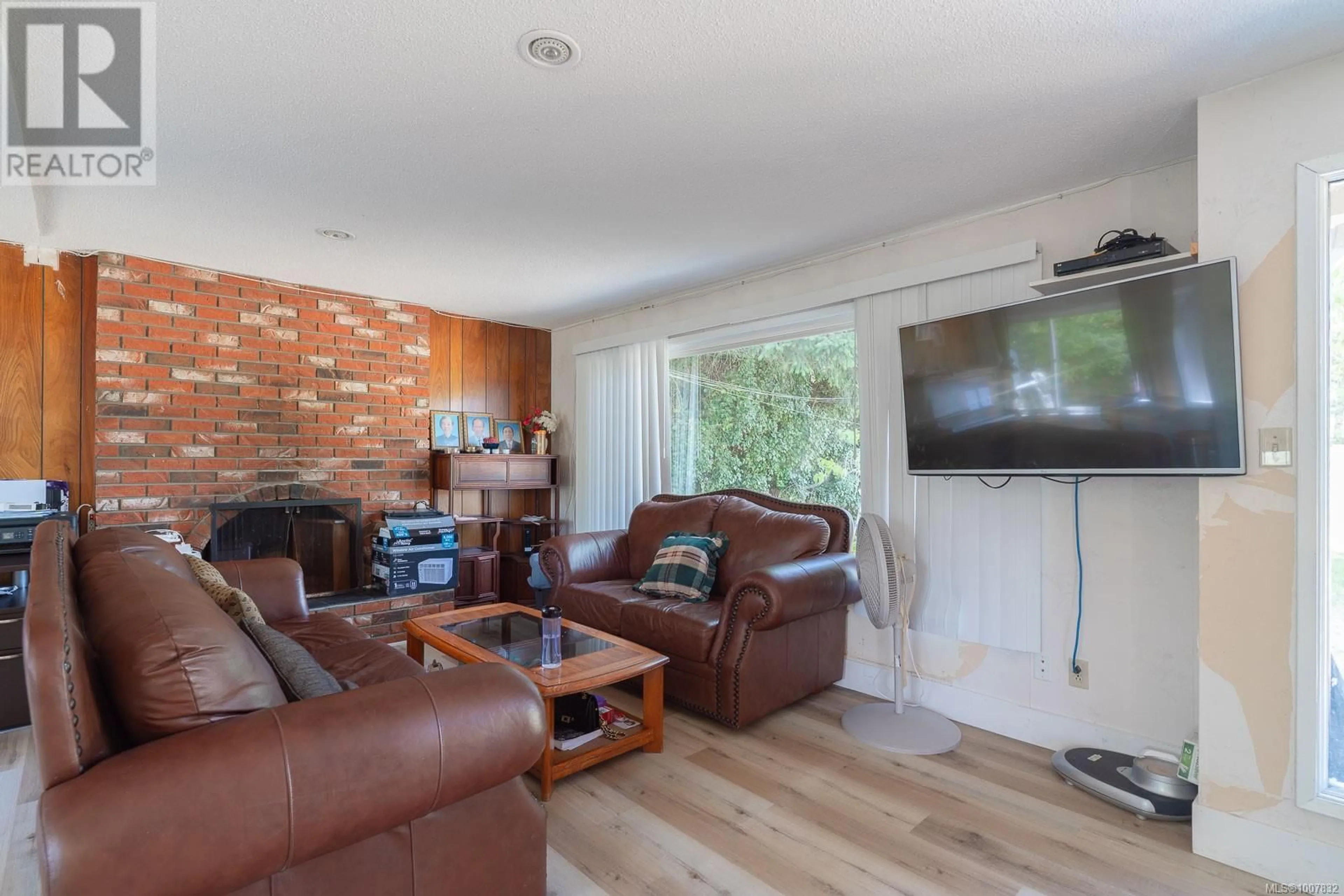 Living room with furniture, wood/laminate floor for 7405 LANTZVILLE ROAD, Lantzville British Columbia V0R2H0