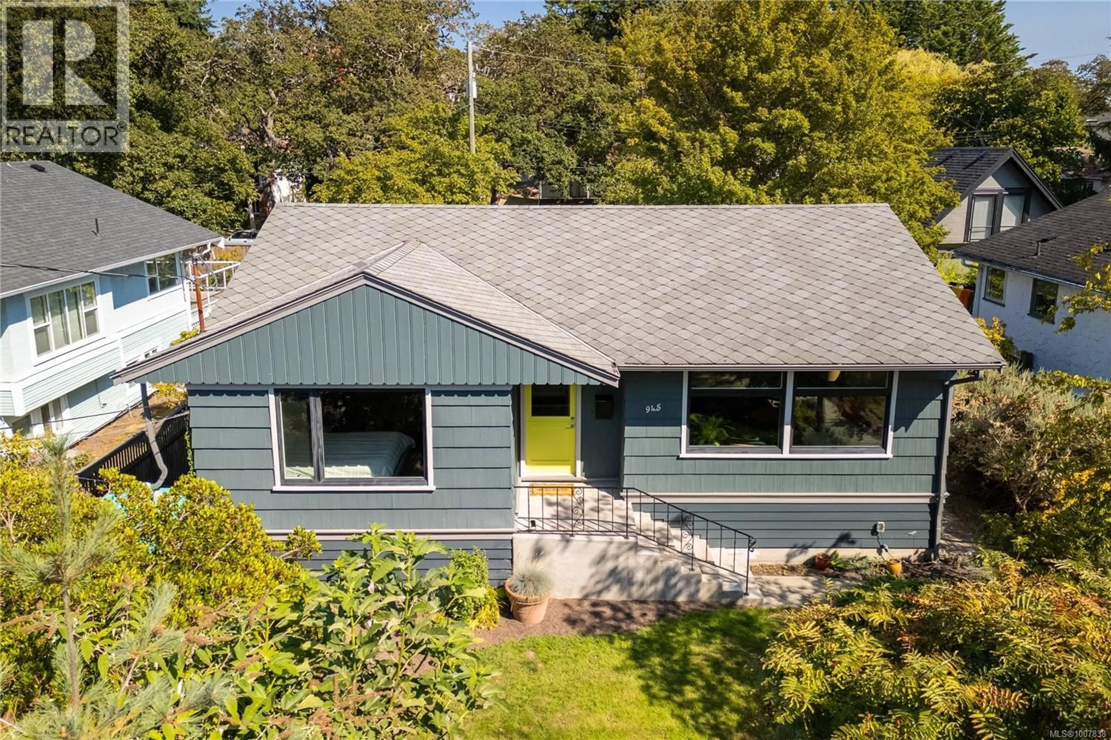A pic from outside/outdoor area/front of a property/back of a property/a pic from drone, street for 945 COWICHAN STREET, Victoria British Columbia V8S4E5