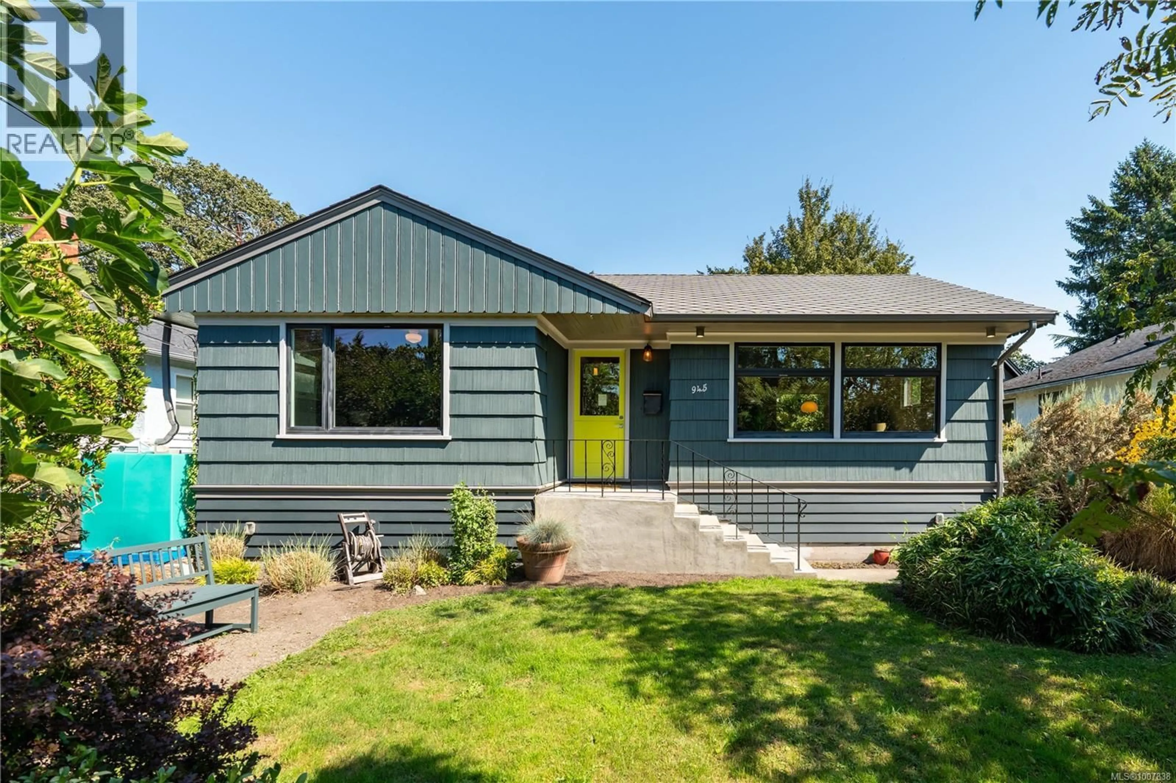 Home with vinyl exterior material, street for 945 COWICHAN STREET, Victoria British Columbia V8S4E5