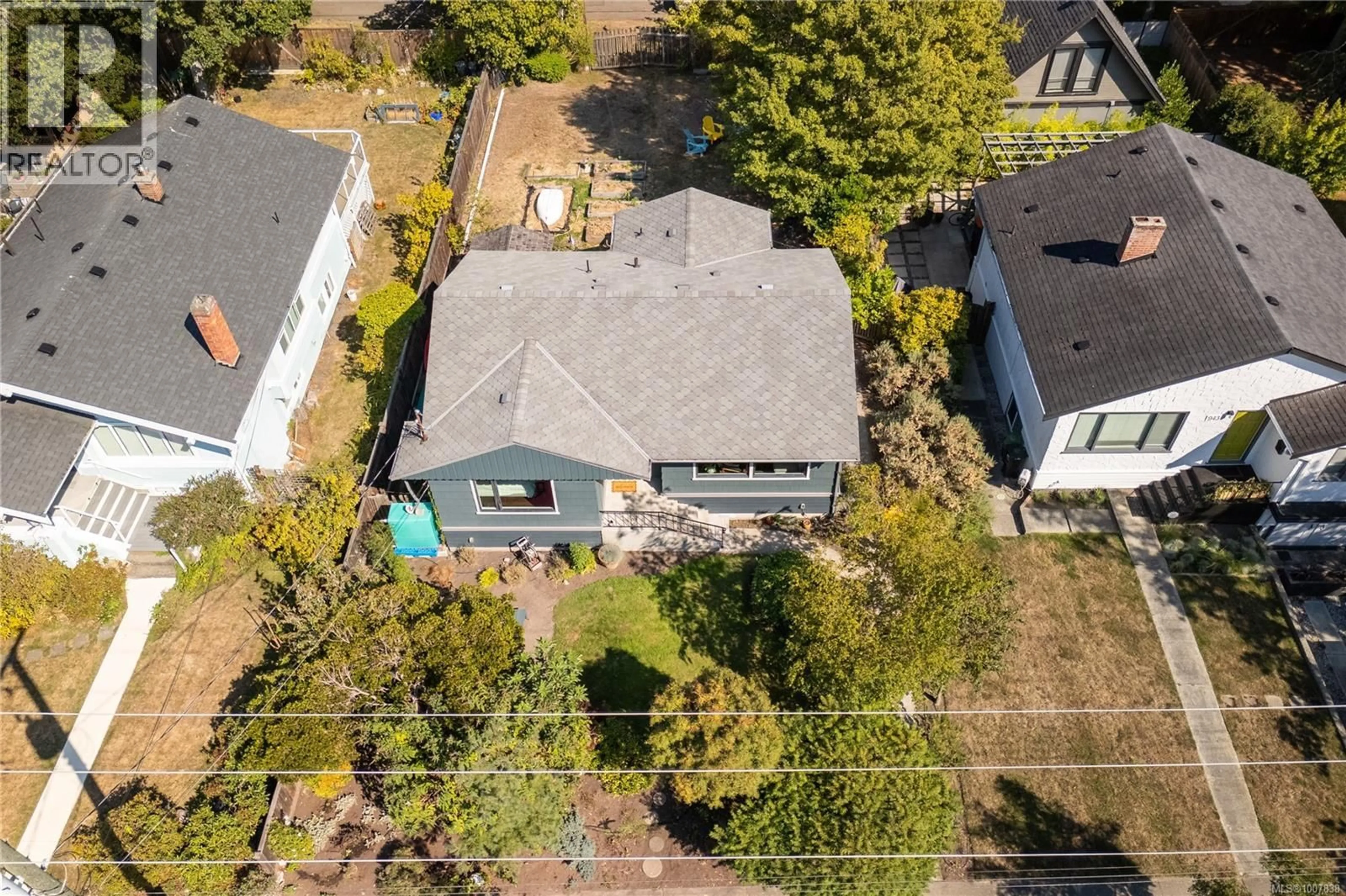 A pic from outside/outdoor area/front of a property/back of a property/a pic from drone, street for 945 COWICHAN STREET, Victoria British Columbia V8S4E5