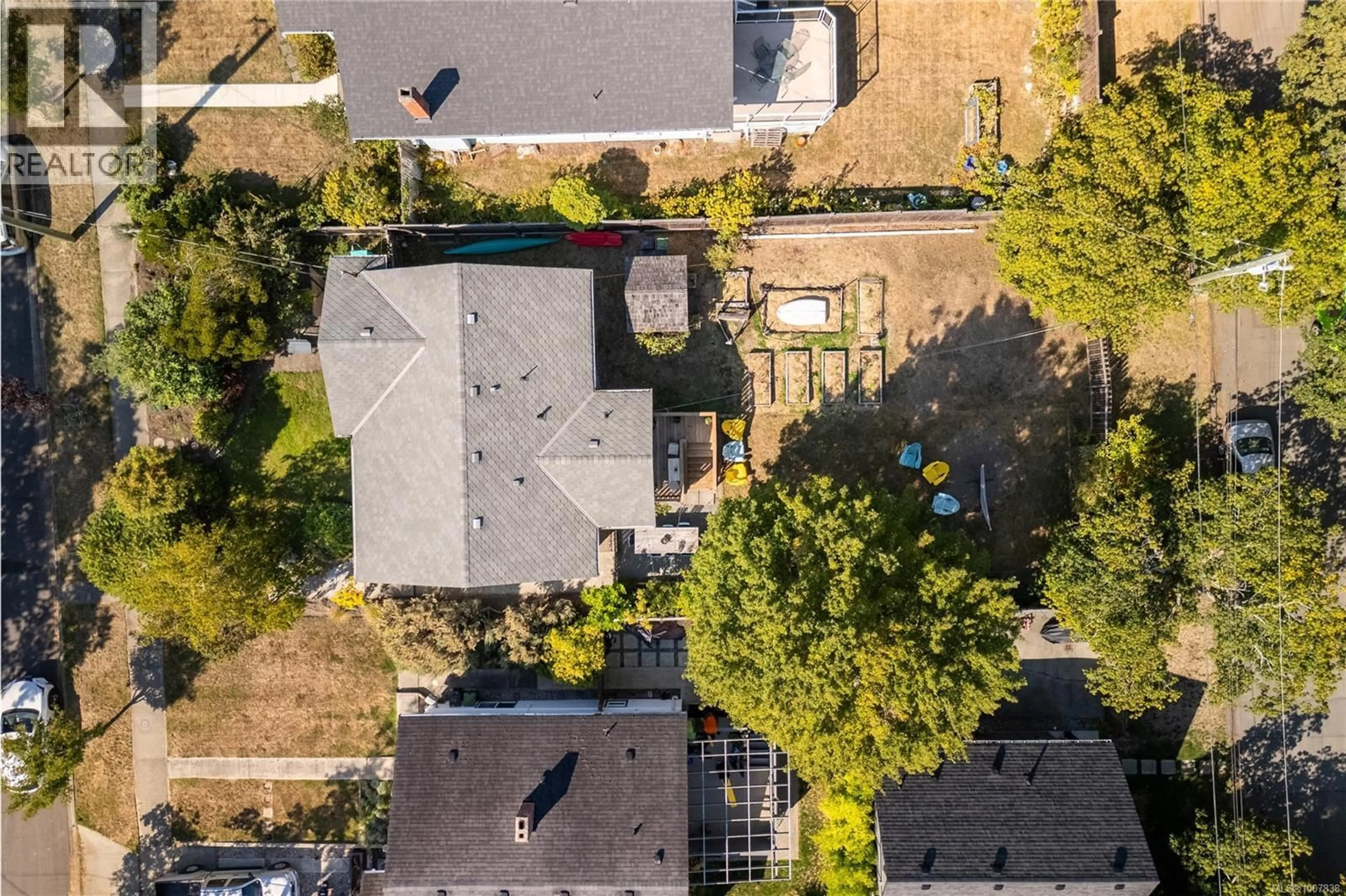 A pic from outside/outdoor area/front of a property/back of a property/a pic from drone, street for 945 COWICHAN STREET, Victoria British Columbia V8S4E5