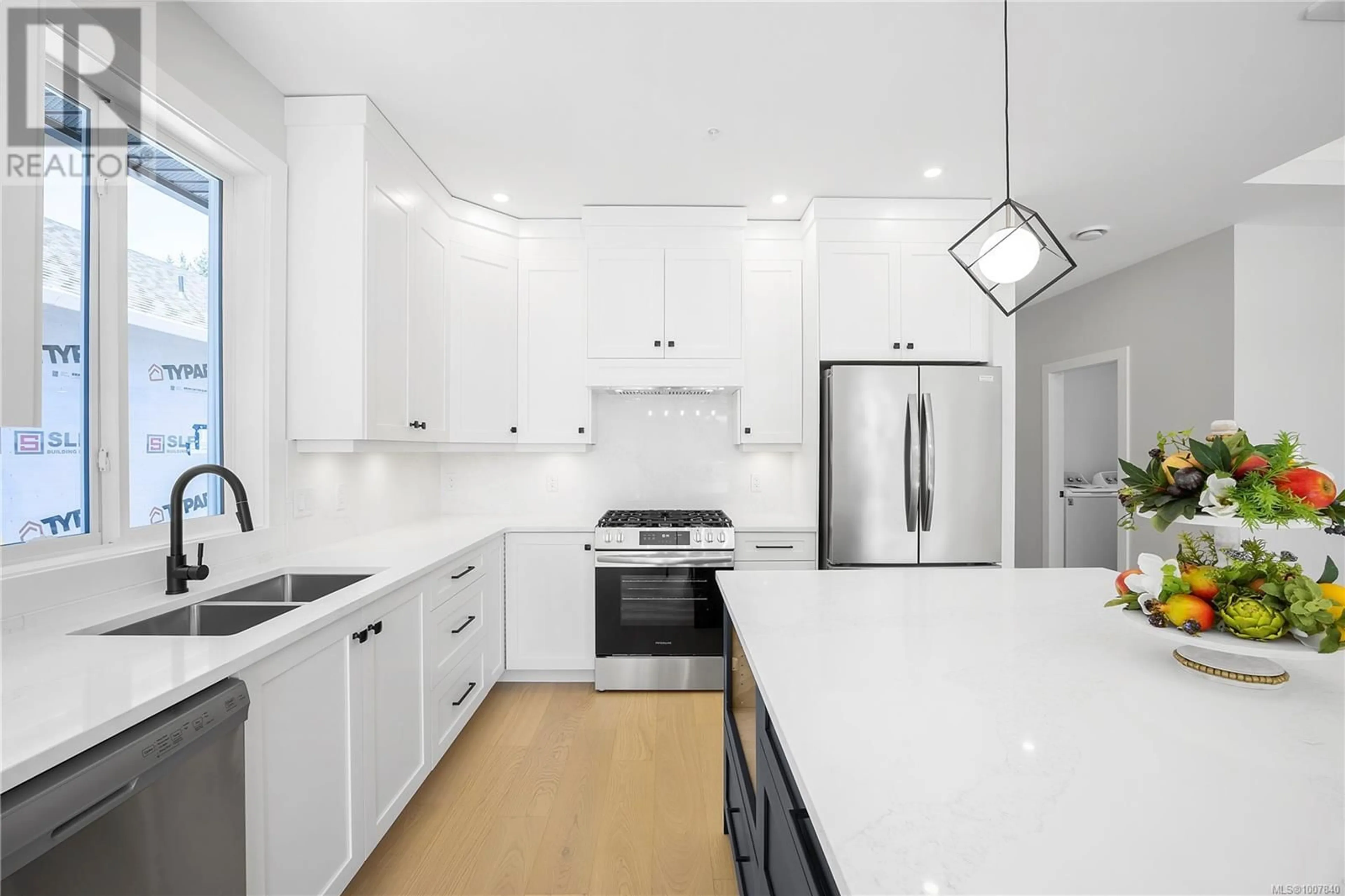 Contemporary kitchen, ceramic/tile floor for 6111 PINE RIDGE CRESCENT, Nanaimo British Columbia V9T2N7