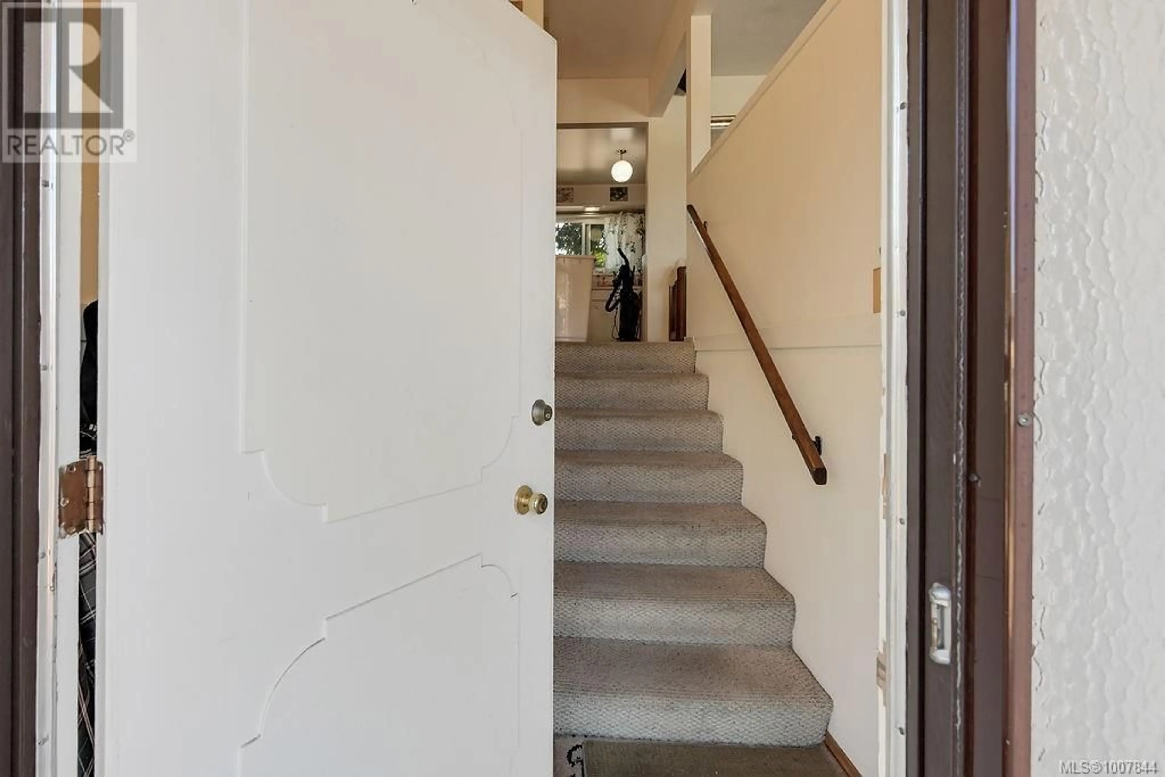 Indoor foyer for 1318 GLENRIDGE DRIVE, Langford British Columbia V9B2M4