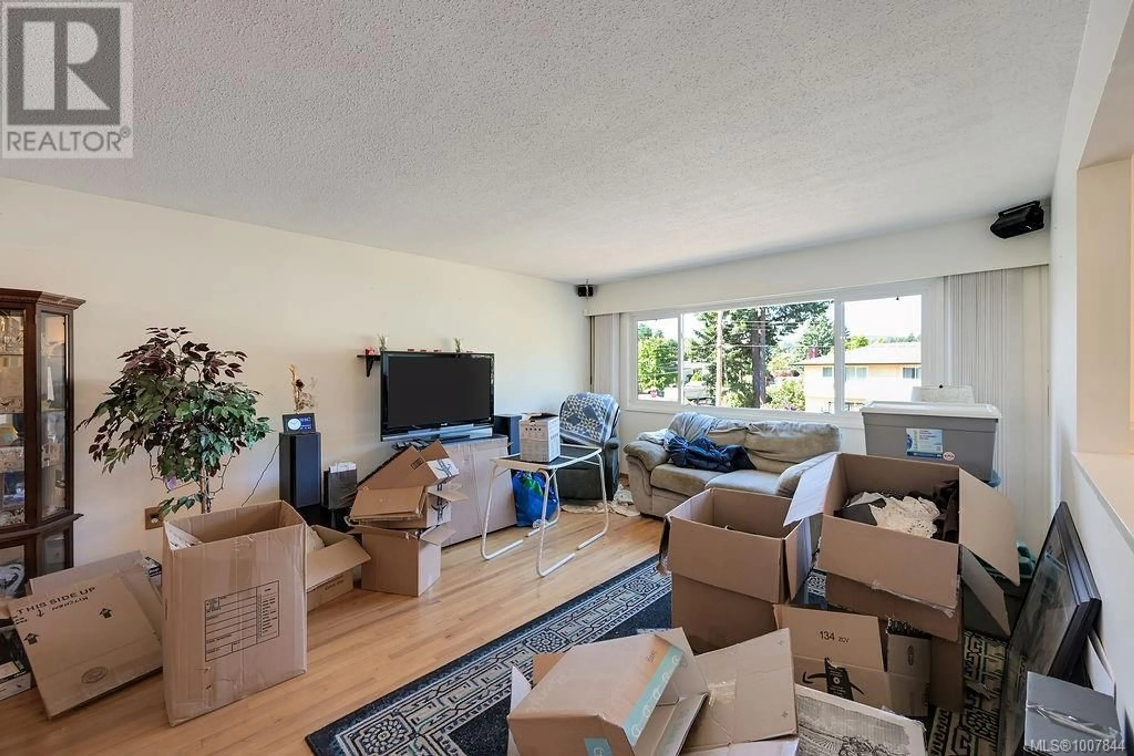 Living room with furniture, unknown for 1318 GLENRIDGE DRIVE, Langford British Columbia V9B2M4