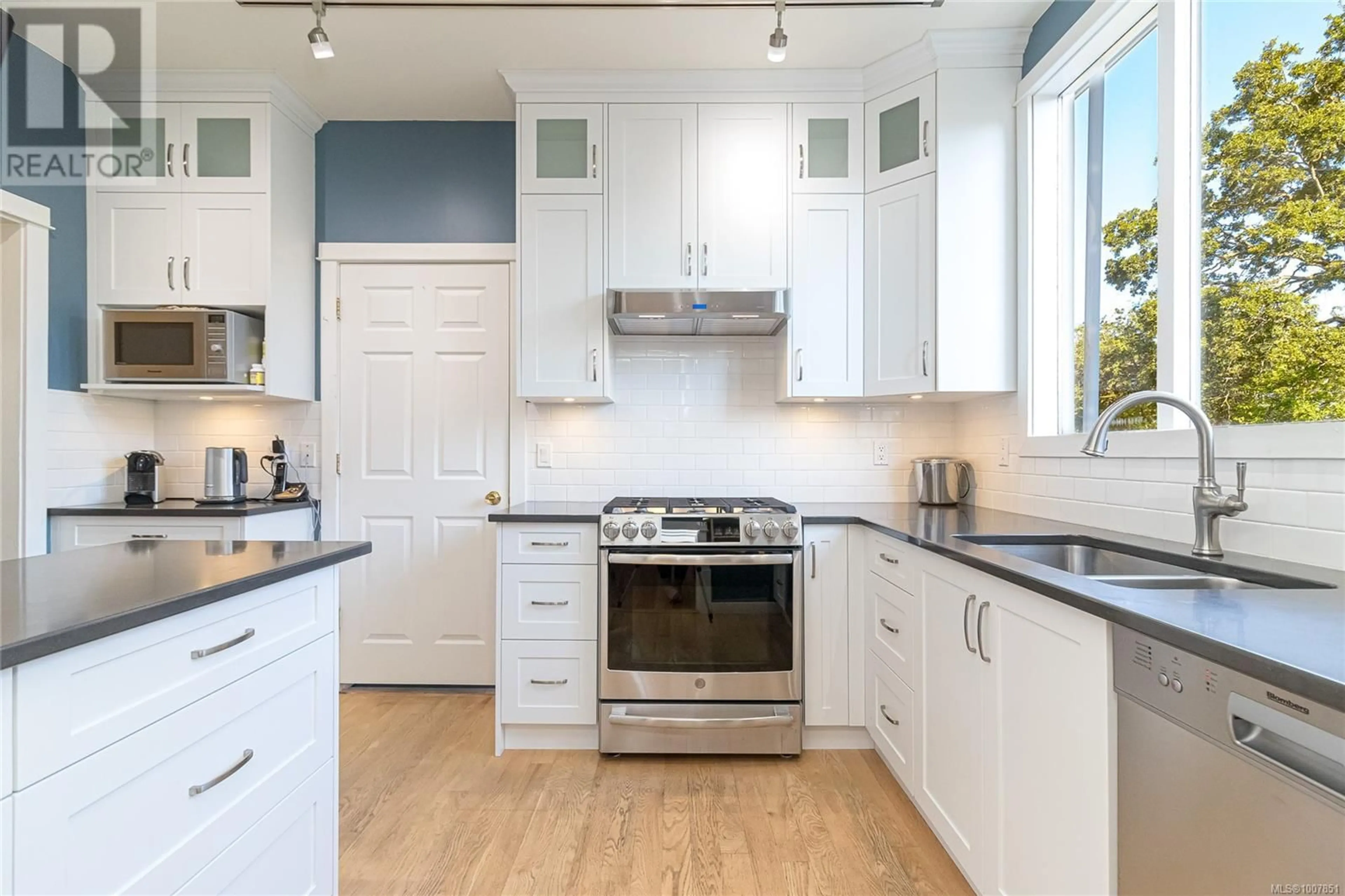 Contemporary kitchen, unknown for 2718 ROSEBERRY AVENUE, Victoria British Columbia V8R3T9