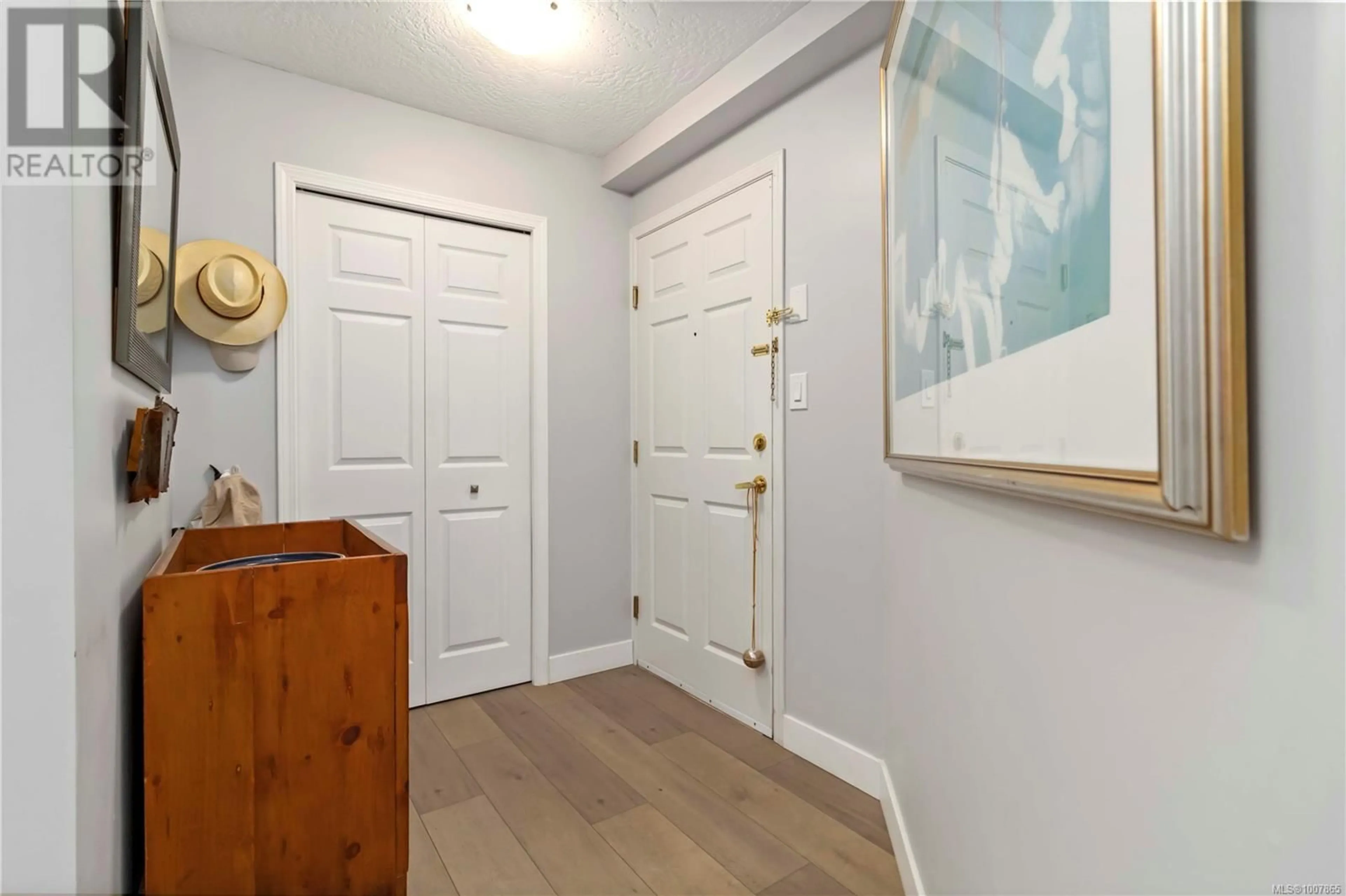 Indoor entryway for 203 - 9945 FIFTH STREET, Sidney British Columbia V8L2X6