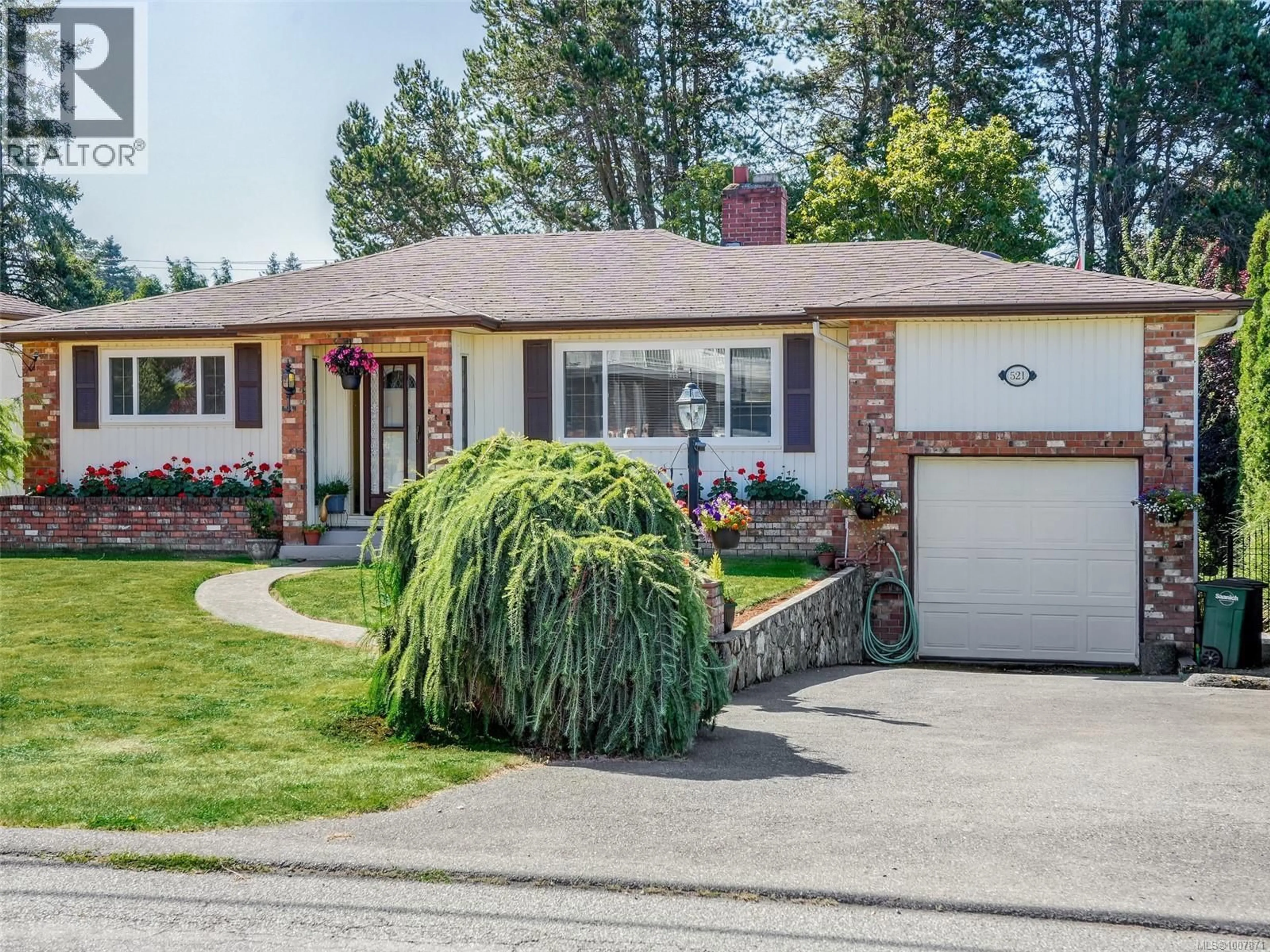 Home with vinyl exterior material, street for 521 WHITESIDE STREET, Saanich British Columbia V8Z1Y3