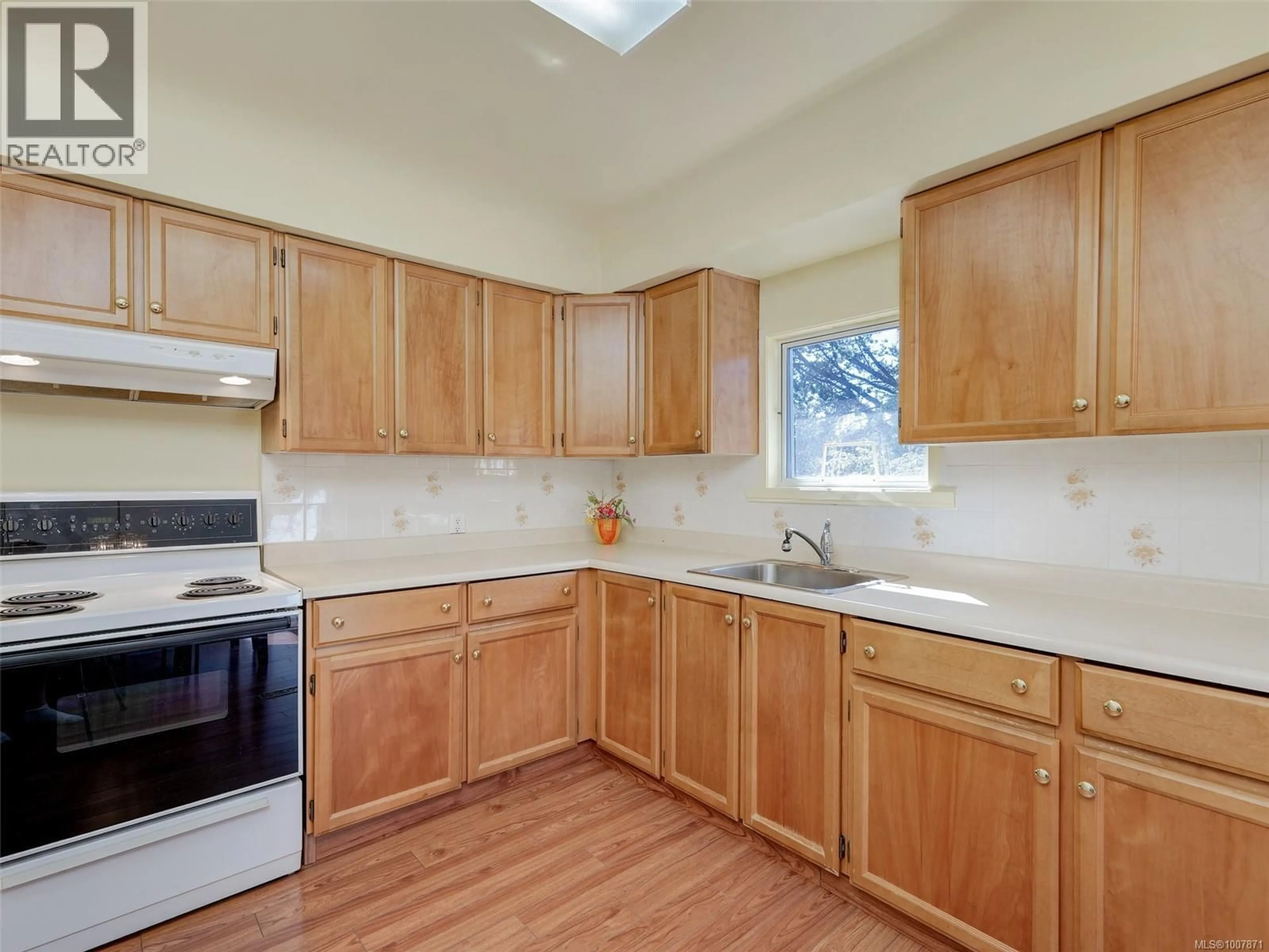 Standard kitchen, unknown for 521 WHITESIDE STREET, Saanich British Columbia V8Z1Y3