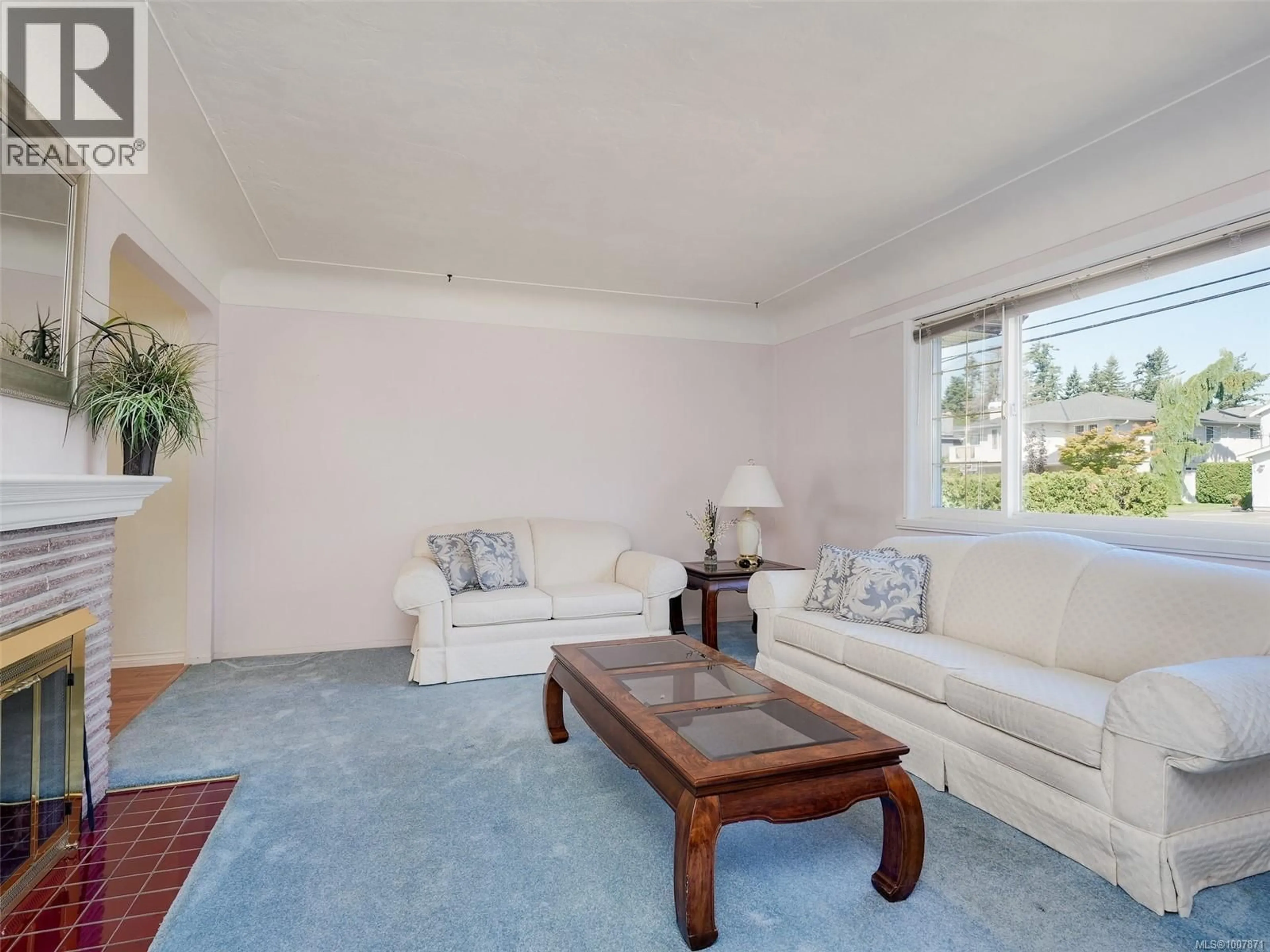 Living room with furniture, unknown for 521 WHITESIDE STREET, Saanich British Columbia V8Z1Y3