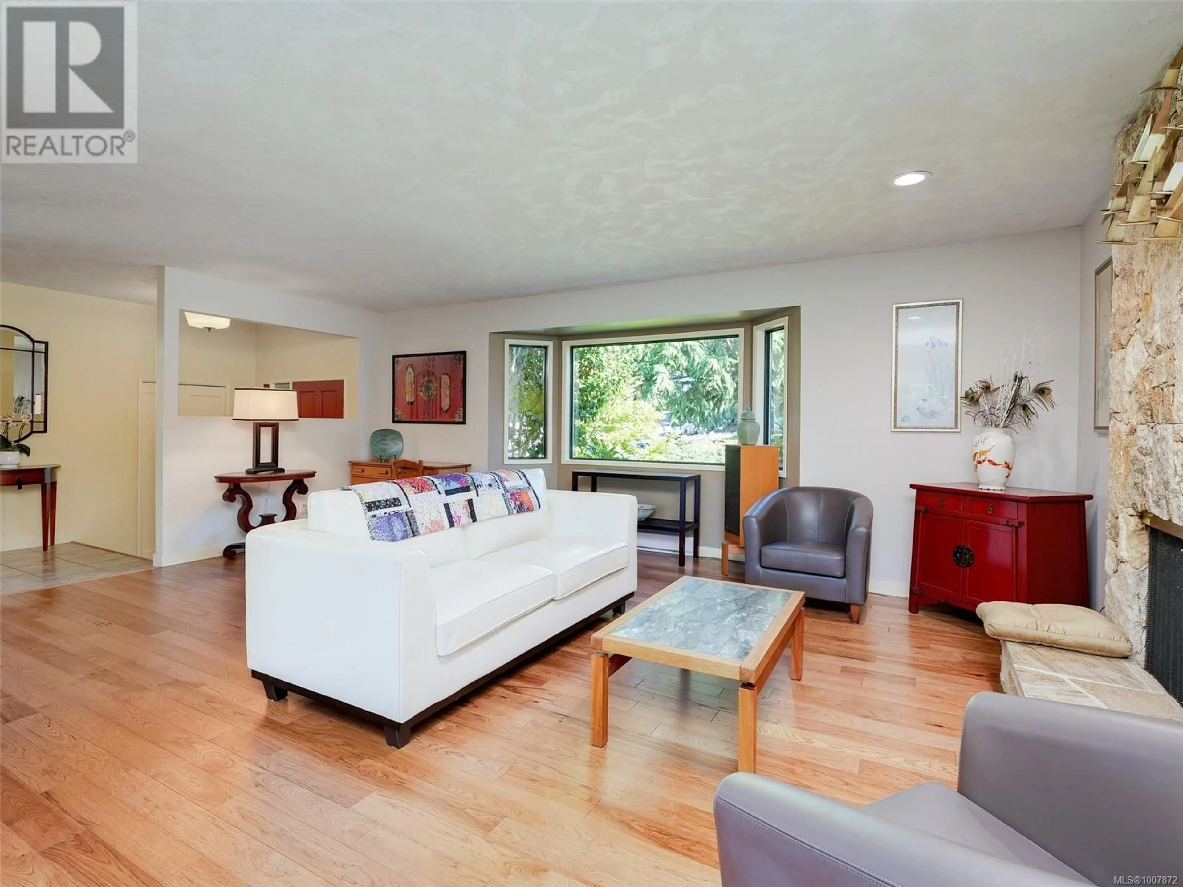 Living room with furniture, wood/laminate floor for 4234 PANORAMA DRIVE, Saanich British Columbia V8X2M7