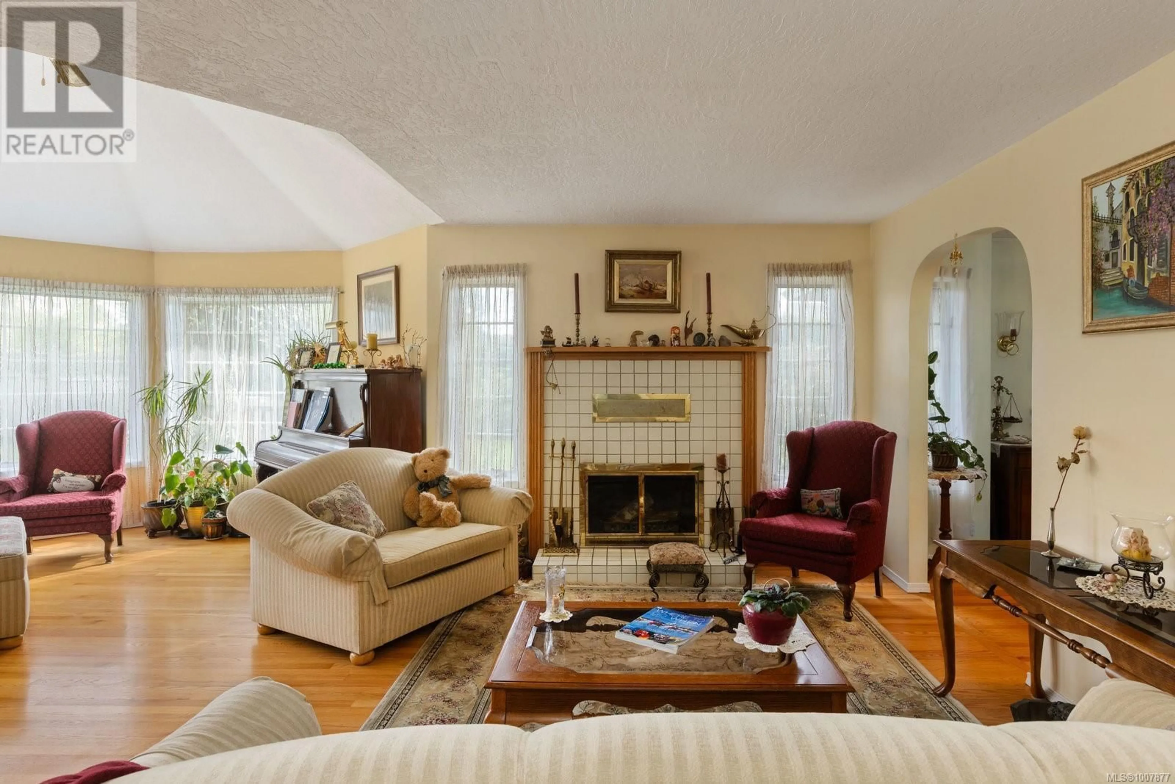 Living room with furniture, unknown for 2832 CADBORO BAY ROAD, Oak Bay British Columbia V8R5J9