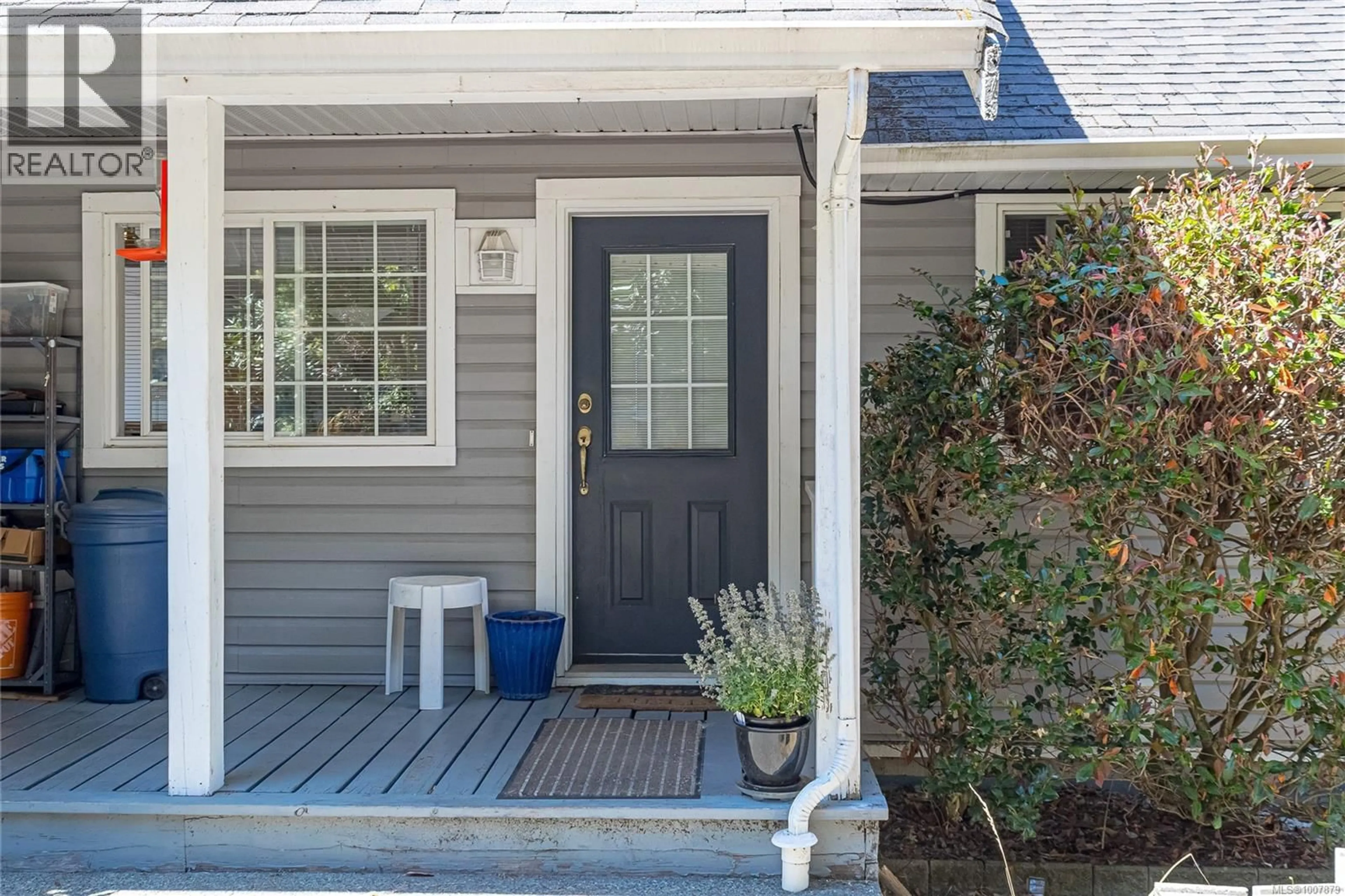 Home with vinyl exterior material, street for 6009 CHIPPEWA ROAD, Duncan British Columbia V9L5P3